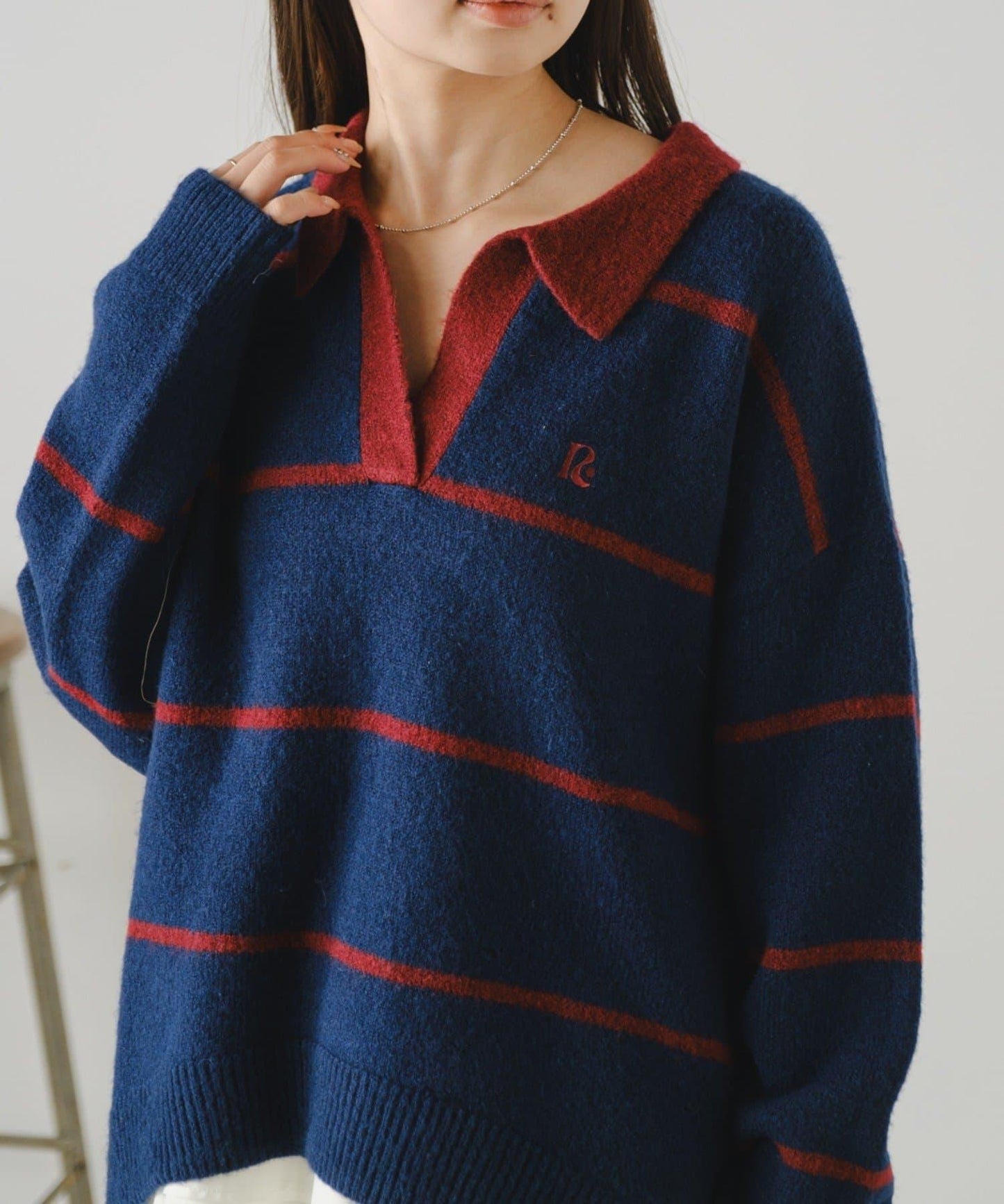 【RAY CASSIN】條紋V領POLO刺繡針織衫 / 翻領針織衫