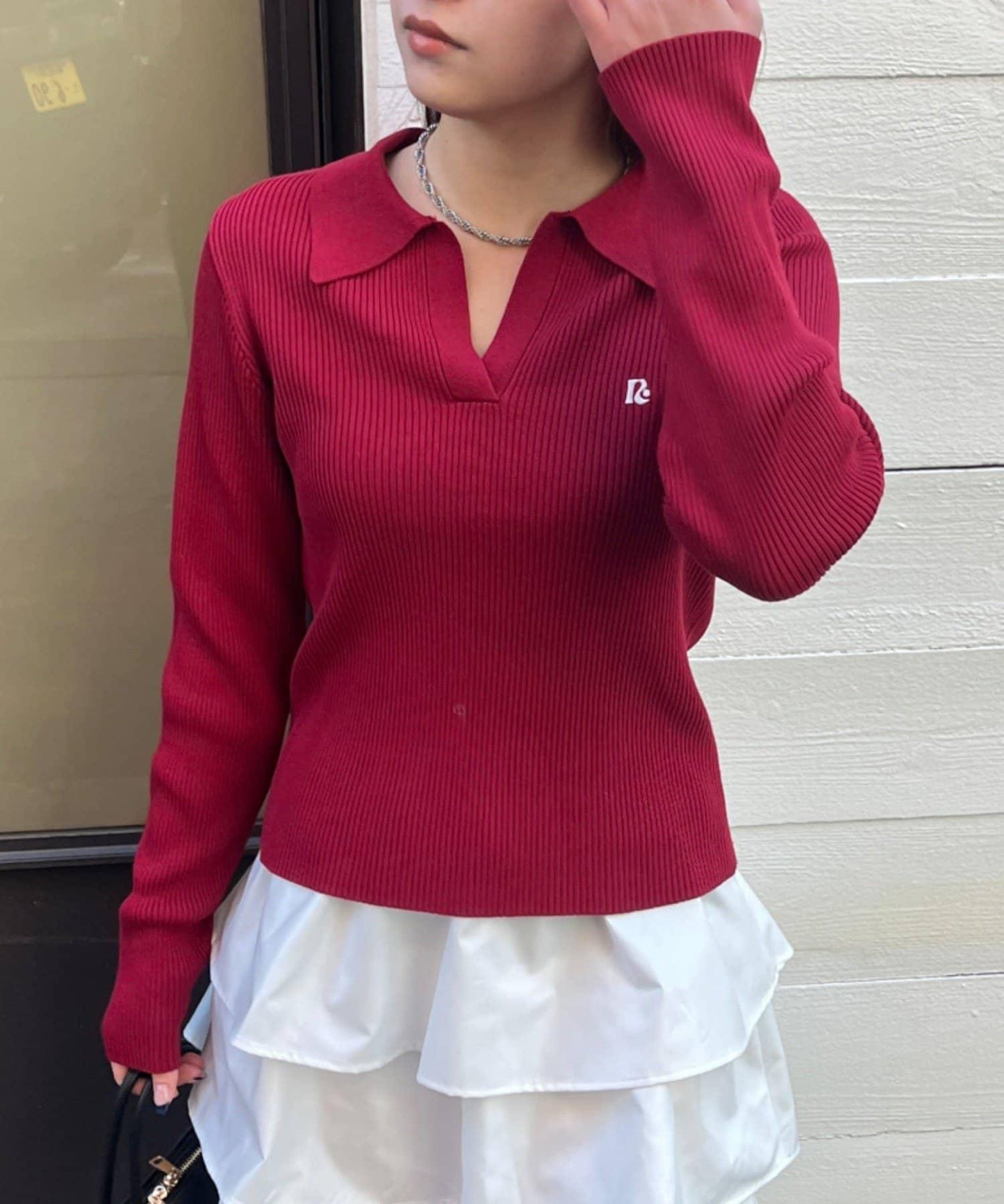 【RAY CASSIN】胸部刺繡V領翻領修身針織衫