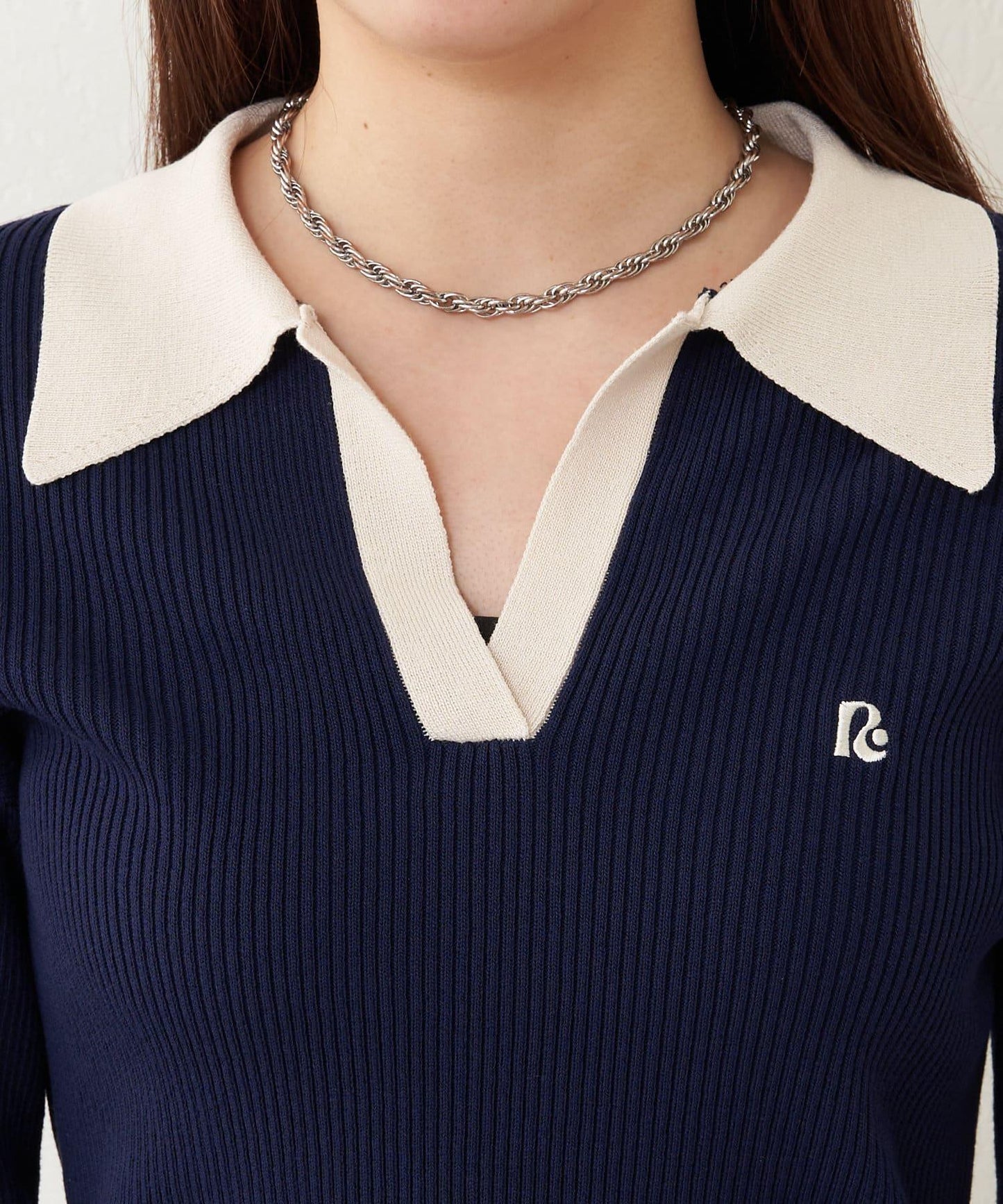 【RAY CASSIN】胸部刺繡V領翻領修身針織衫