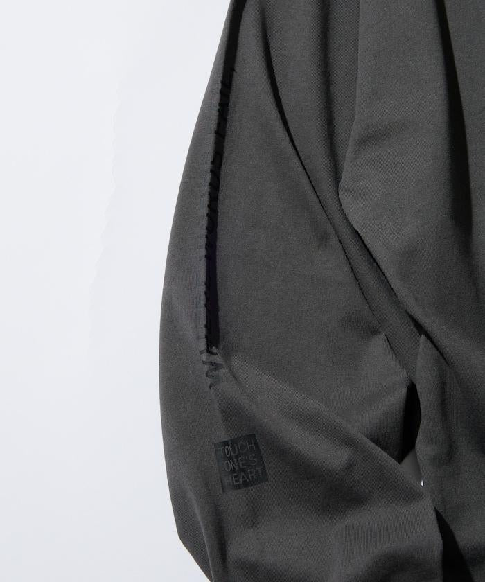 寬鬆版型 單點刺繡 袖部印花 口袋T恤 / 長袖T恤 / 下襬抽繩