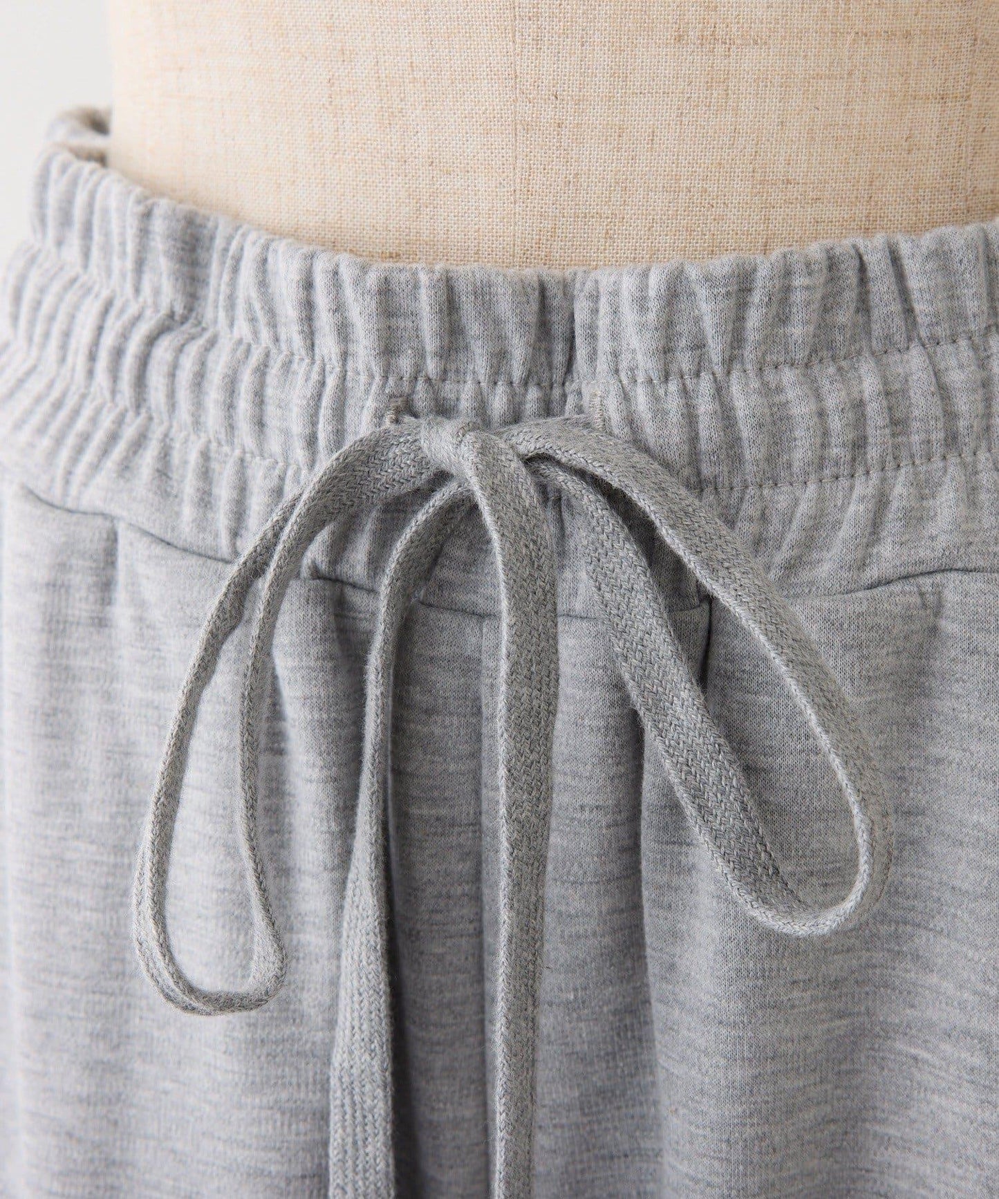 下襬珠飾剪裁褲