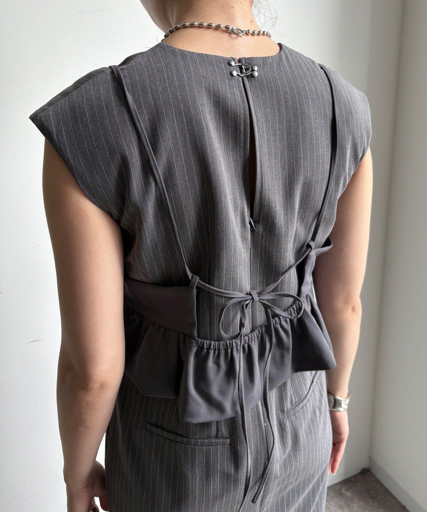 【適合特殊場合】細條紋刺繡吊帶背心套裝連衣裙