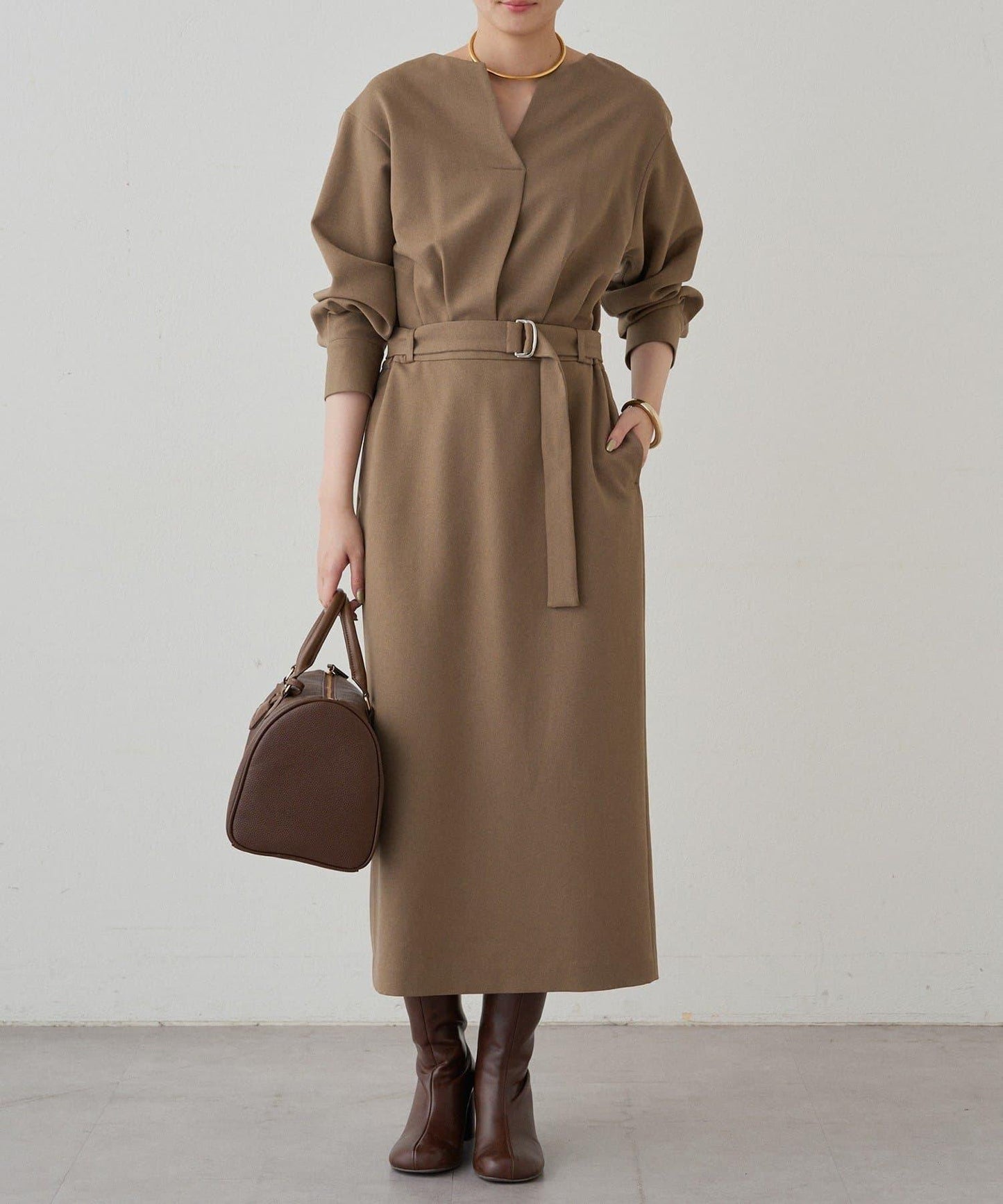 褶皺V字腰帶連衣裙