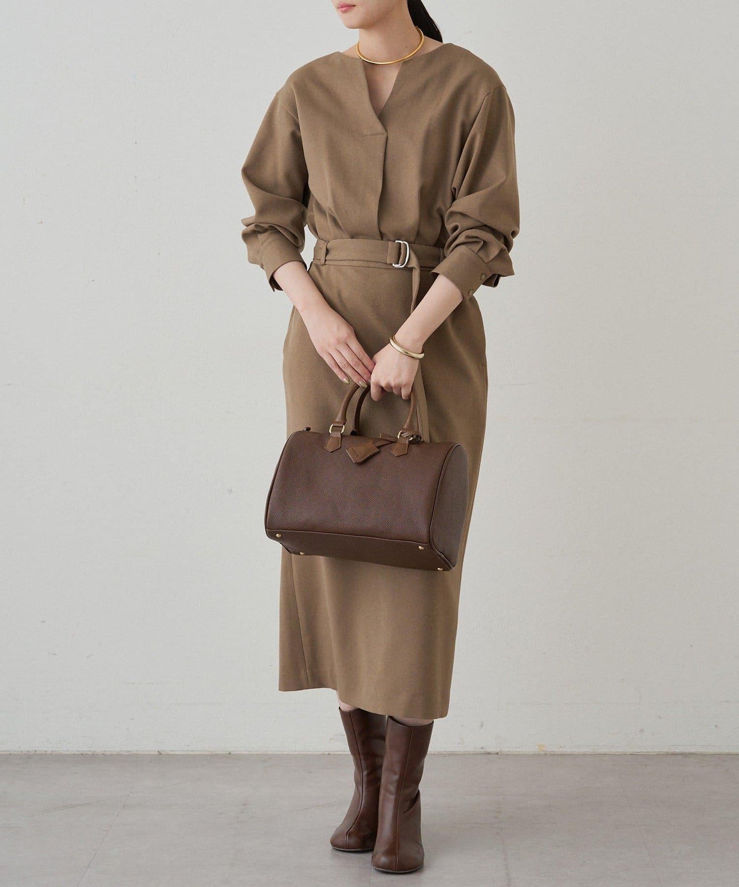 褶皺V字腰帶連衣裙