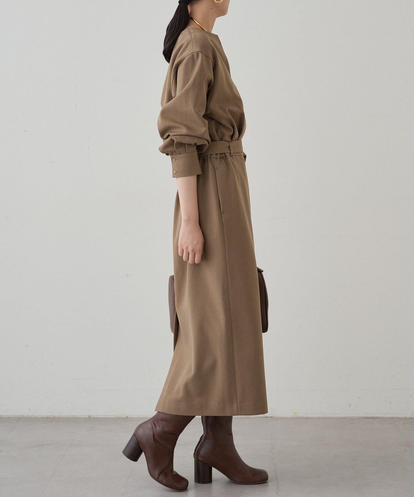 褶皺V字腰帶連衣裙