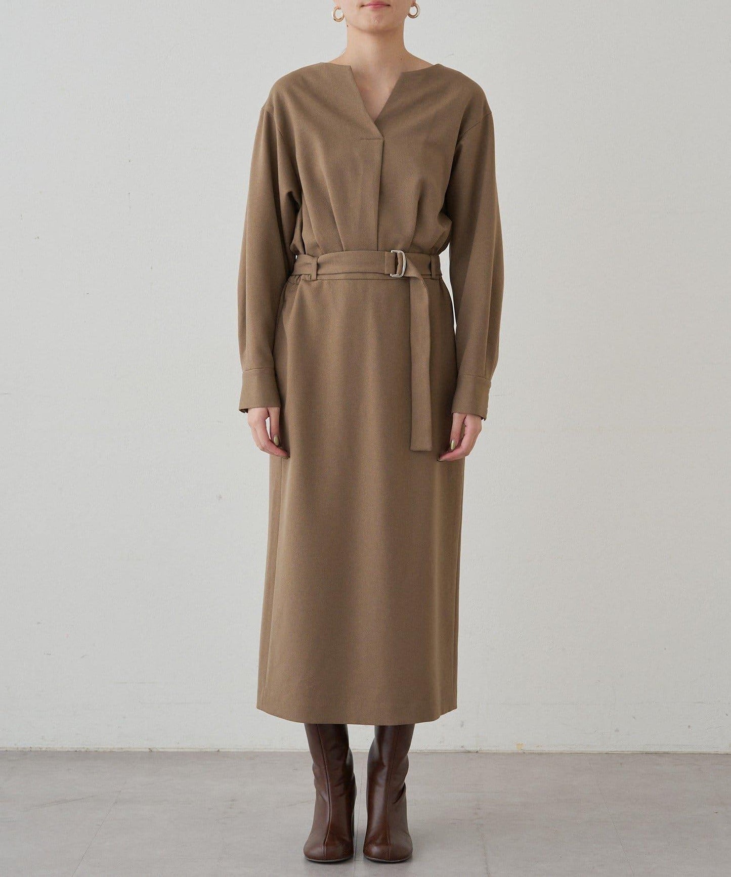 褶皺V字腰帶連衣裙