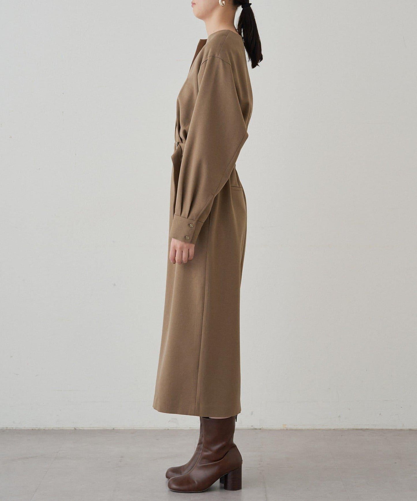 褶皺V字腰帶連衣裙