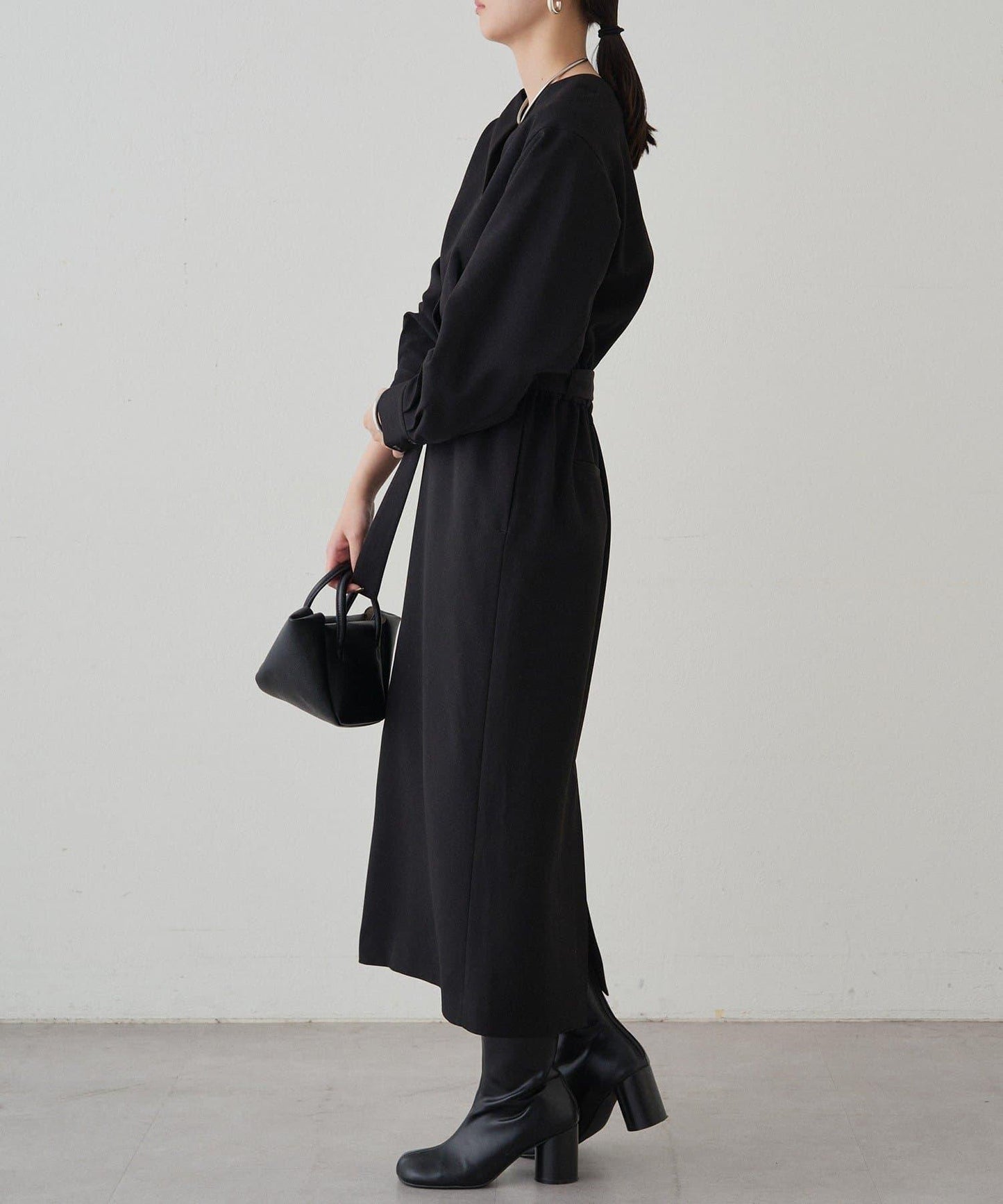 褶皺V字腰帶連衣裙