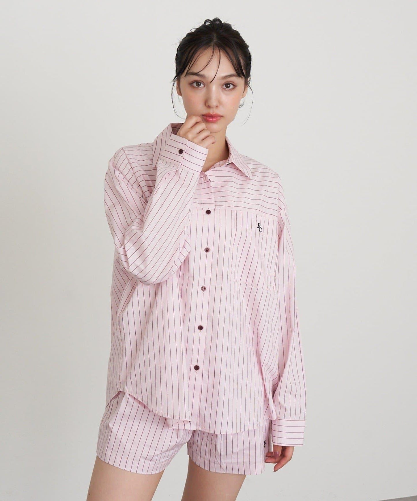 【RAY CASSIN】胸部刺繡寬鬆襯衫