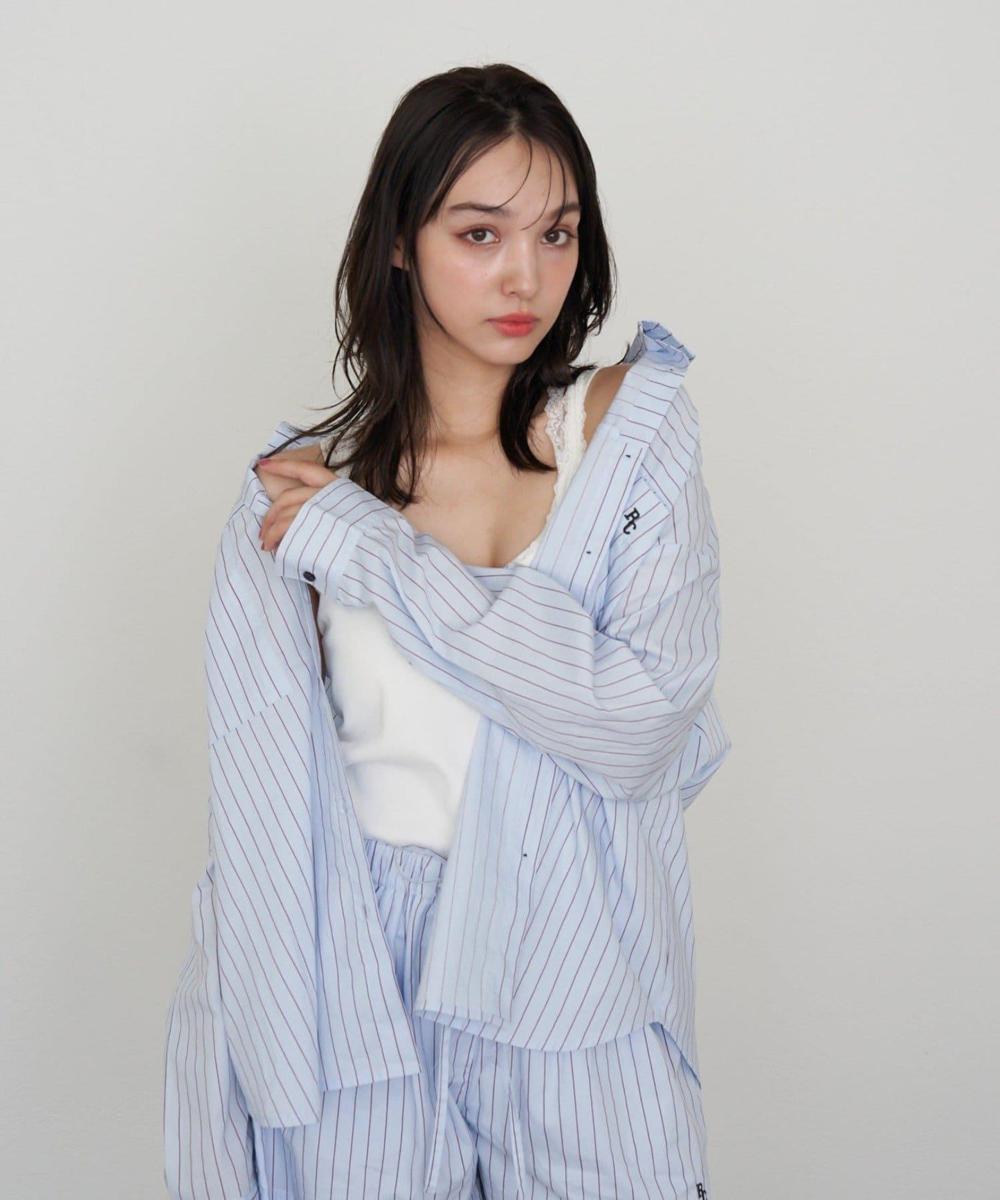 【RAY CASSIN】胸部刺繡寬鬆襯衫