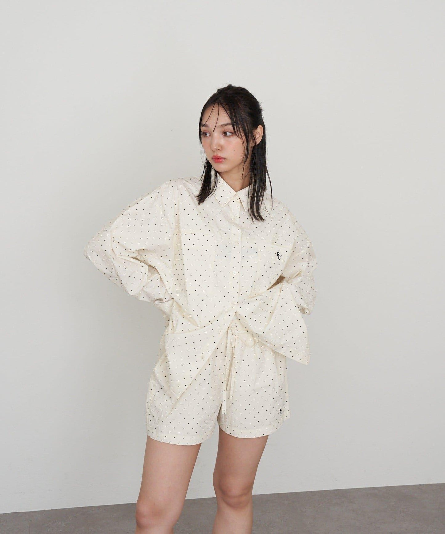 【RAY CASSIN】胸部刺繡寬鬆襯衫