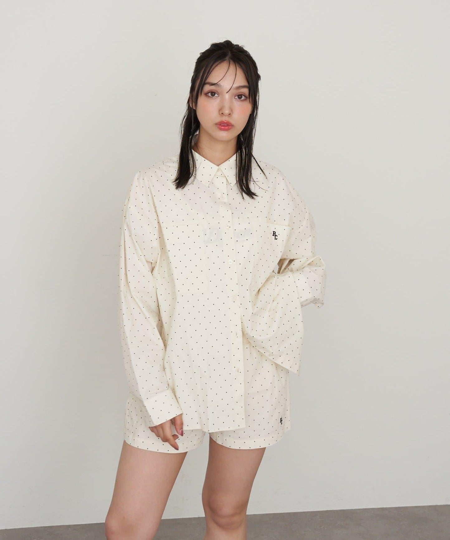 【RAY CASSIN】胸部刺繡寬鬆襯衫