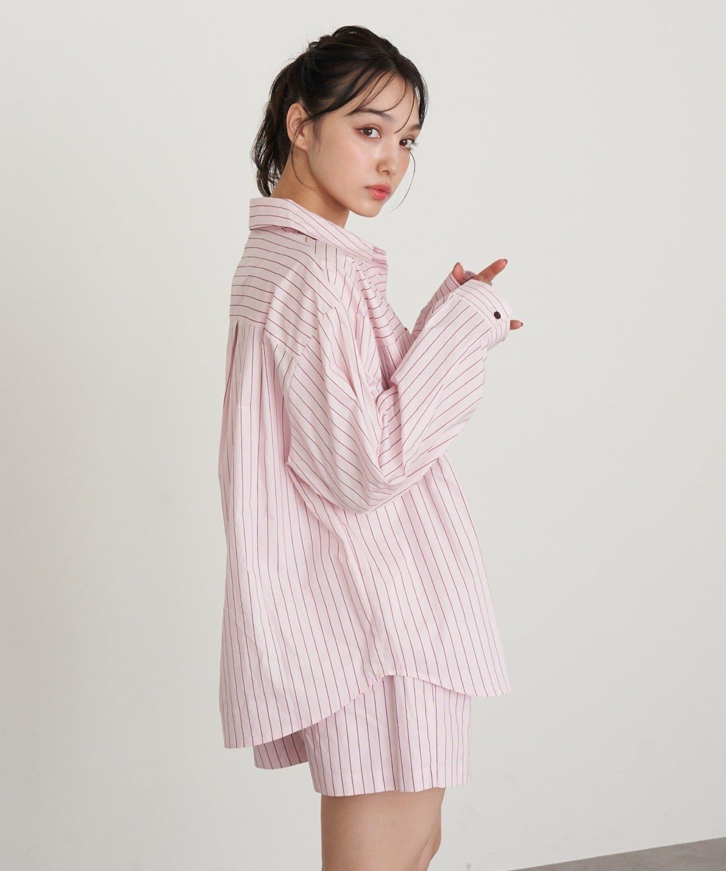 【RAY CASSIN】胸部刺繡寬鬆襯衫