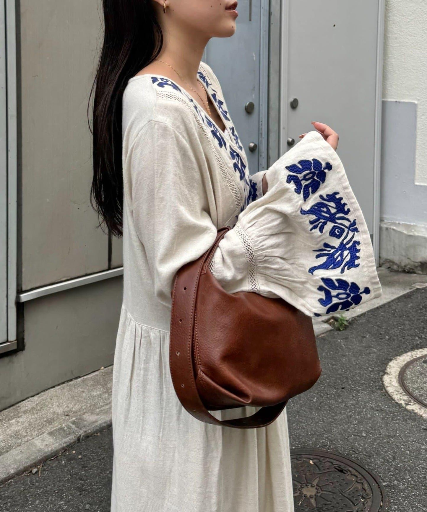 刺繡V領喇叭袖連衣裙