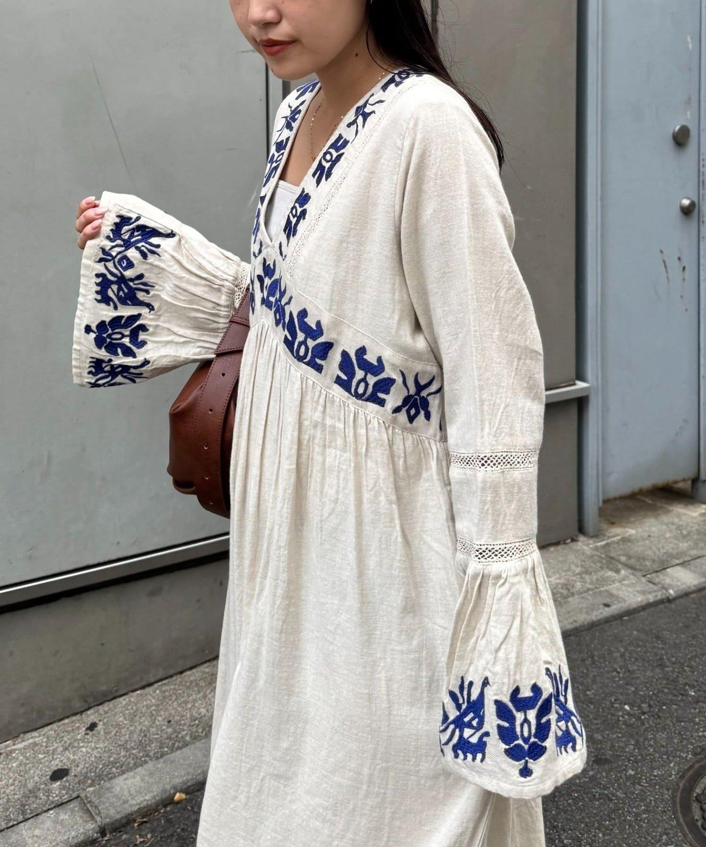 刺繡V領喇叭袖連衣裙