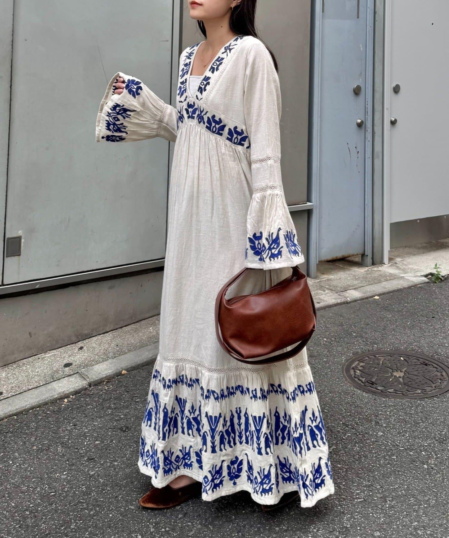 刺繡V領喇叭袖連衣裙