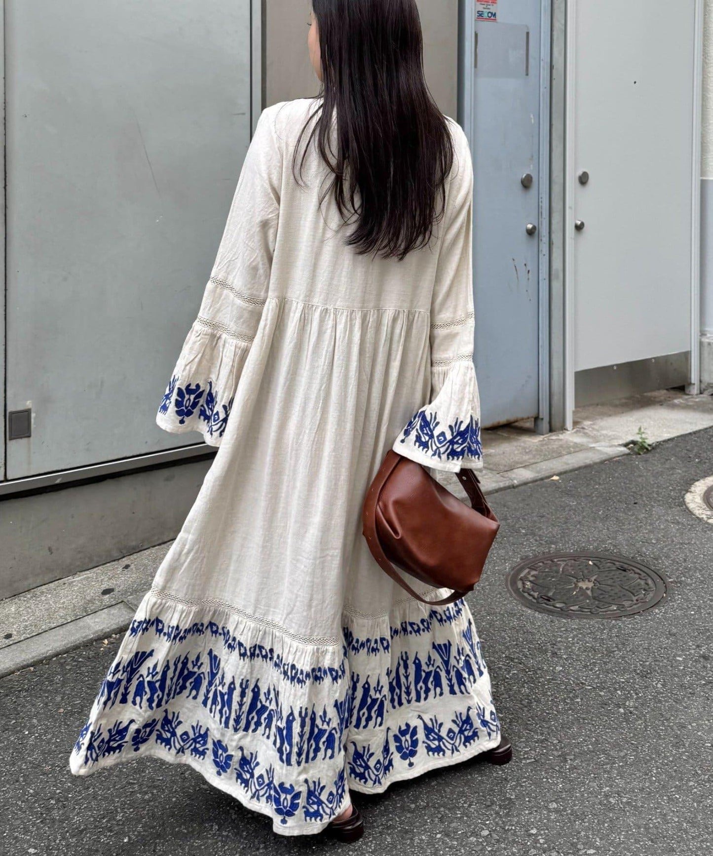 刺繡V領喇叭袖連衣裙