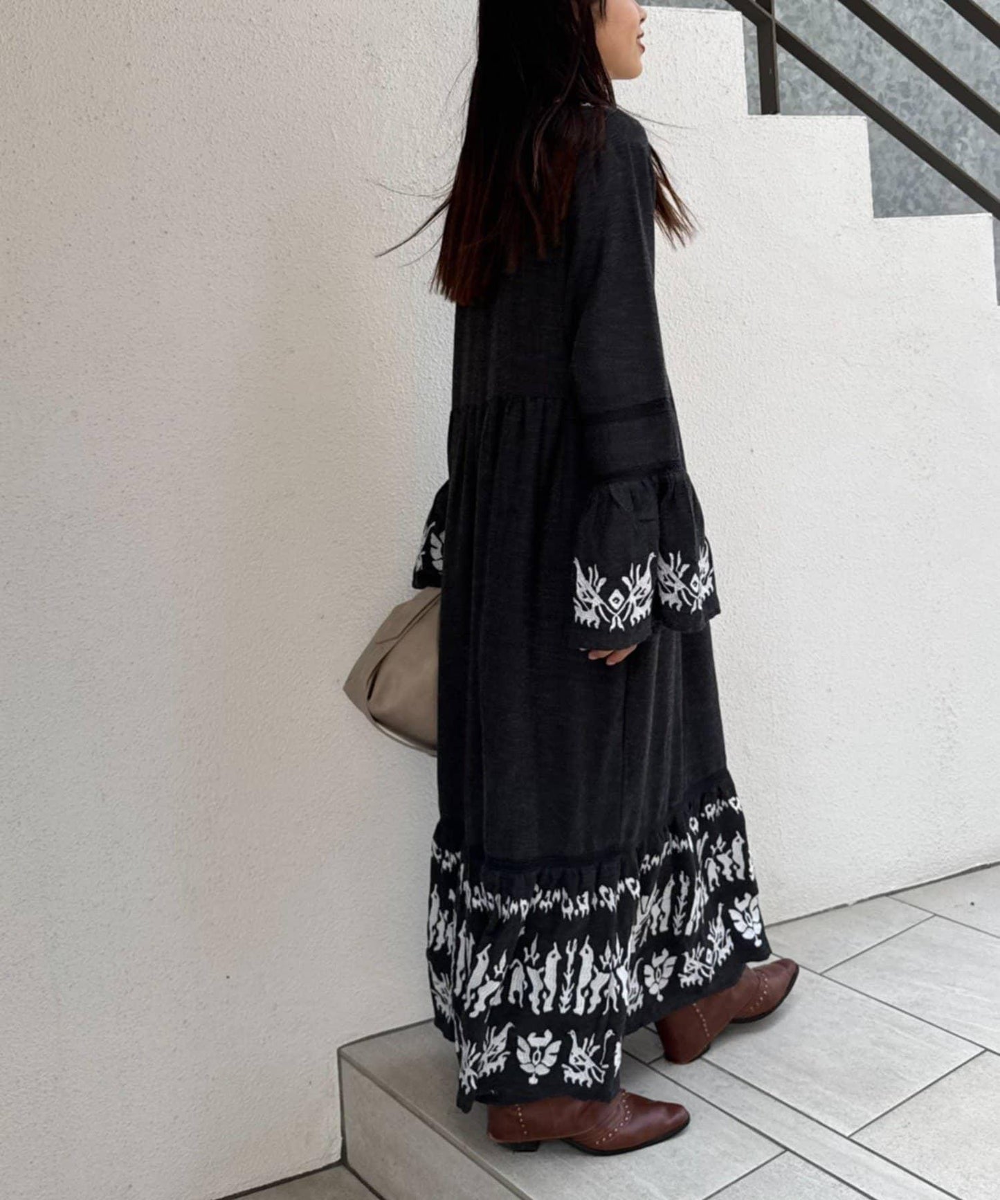 刺繡V領喇叭袖連衣裙