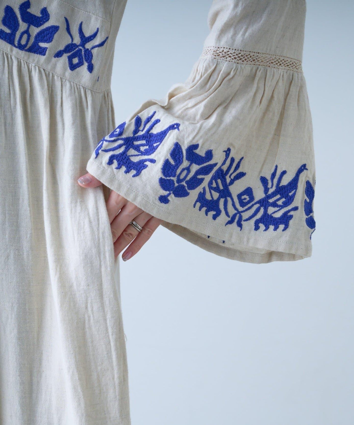 刺繡V領喇叭袖連衣裙