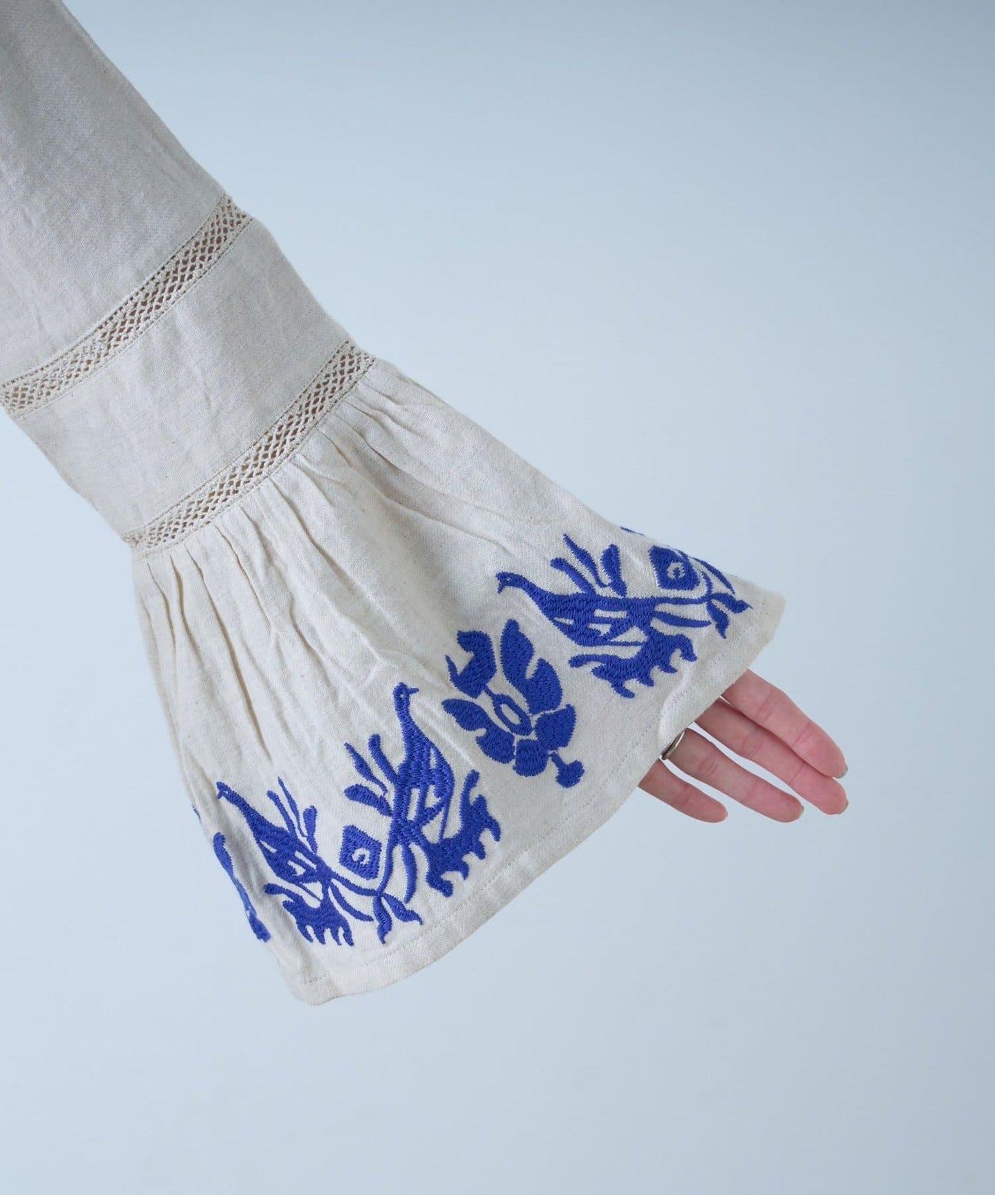 刺繡V領喇叭袖連衣裙