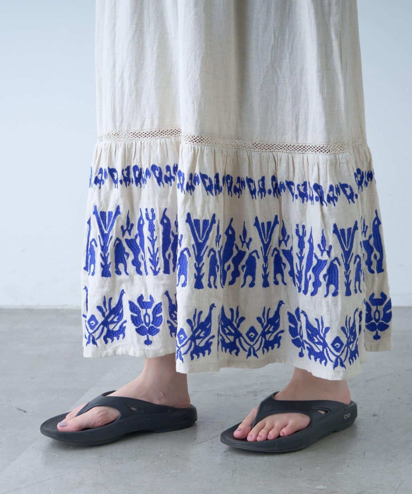 刺繡V領喇叭袖連衣裙