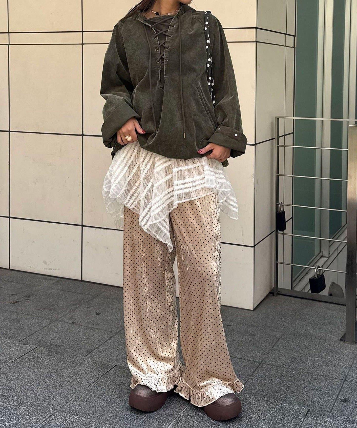 拼色圖案天鵝絨荷葉邊褲〈波點/花卉〉