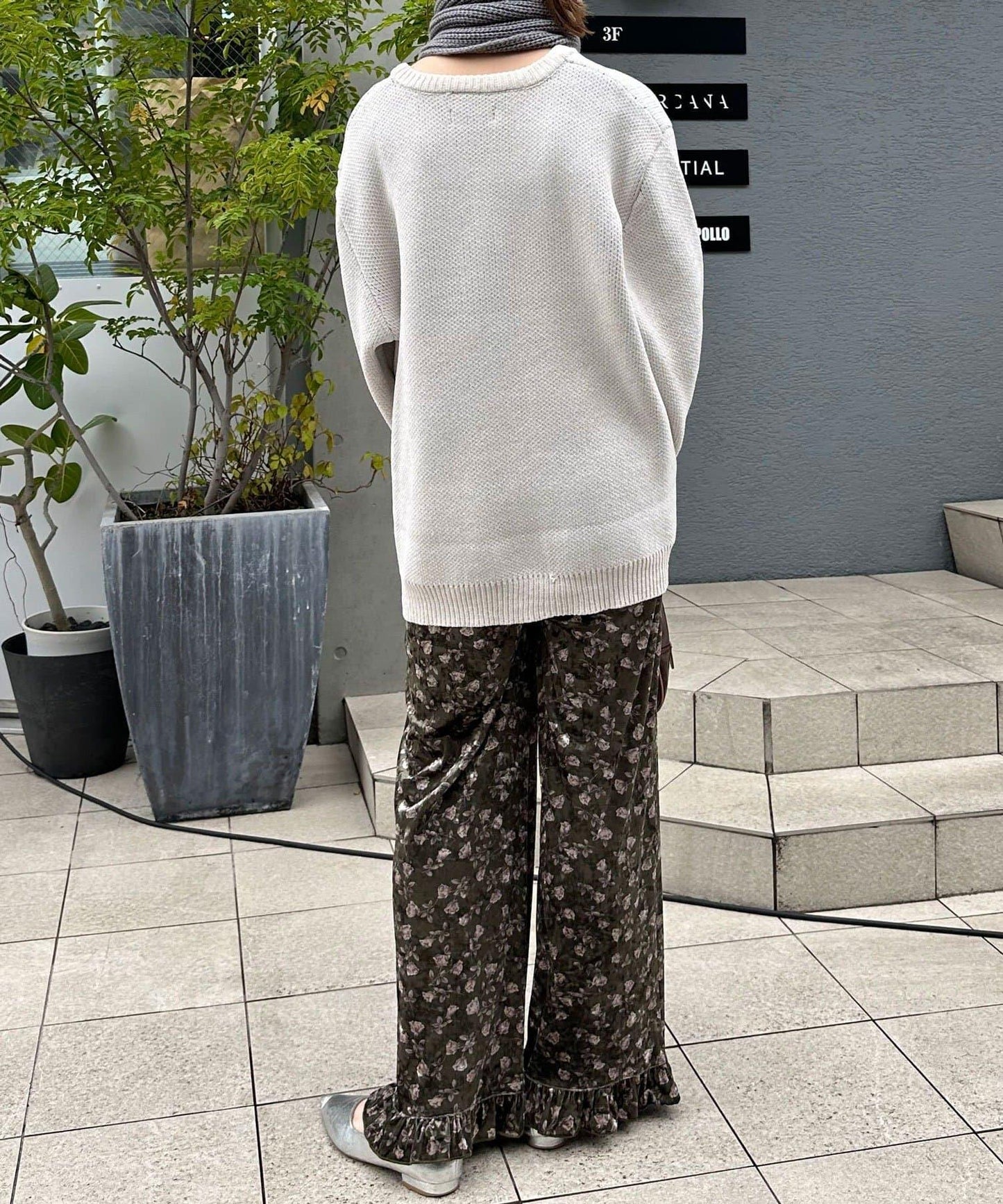 拼色圖案天鵝絨荷葉邊褲〈波點/花卉〉