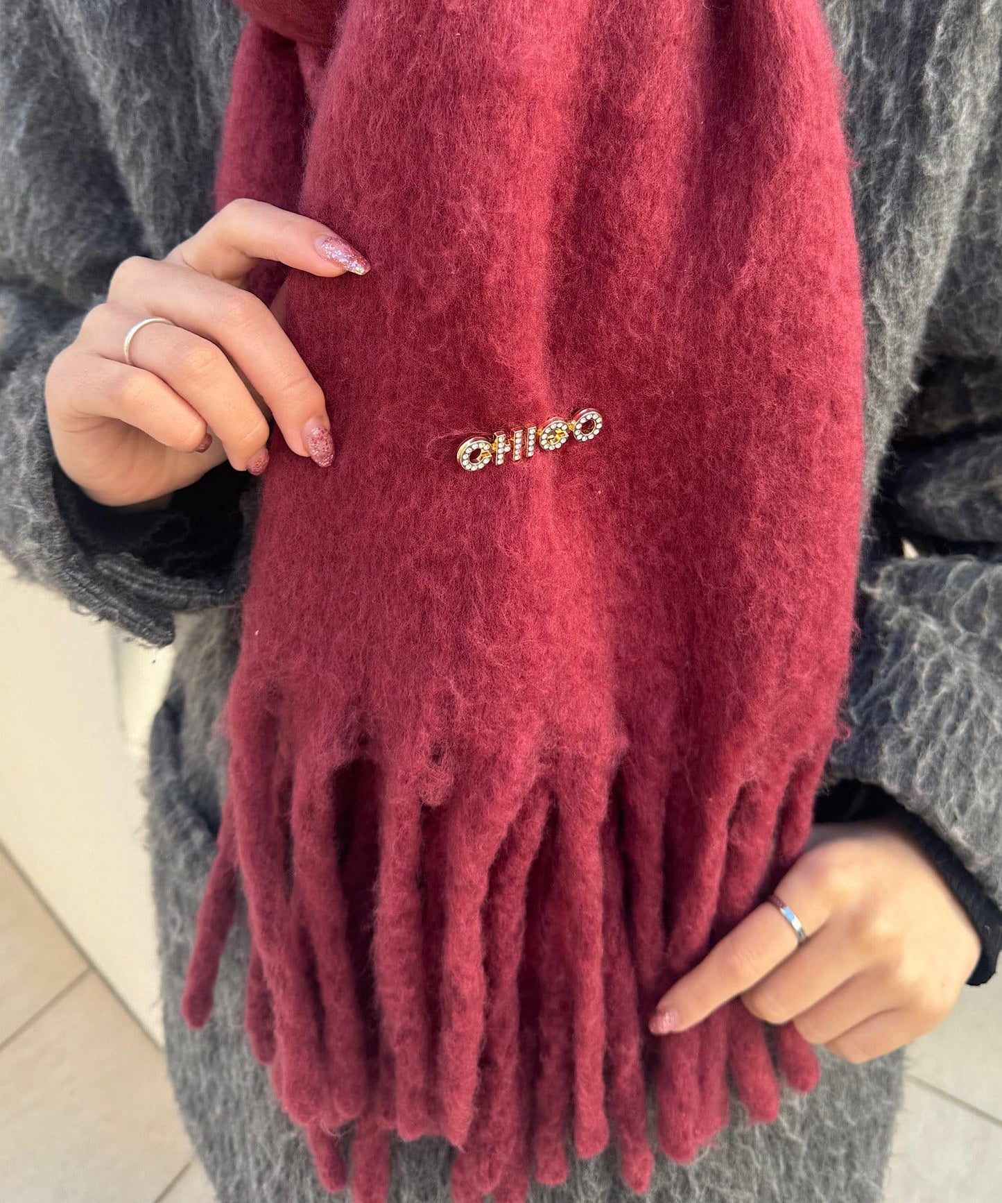 【Chico】帶胸針流蘇圍巾披肩