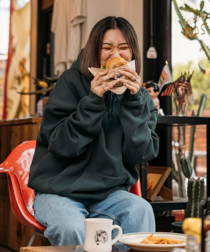 SHE WOLF DINER×FREAK'S STORE/シーウルフダイナー特別款寬鬆版型背部刺繡連帽衛衣/WOLF