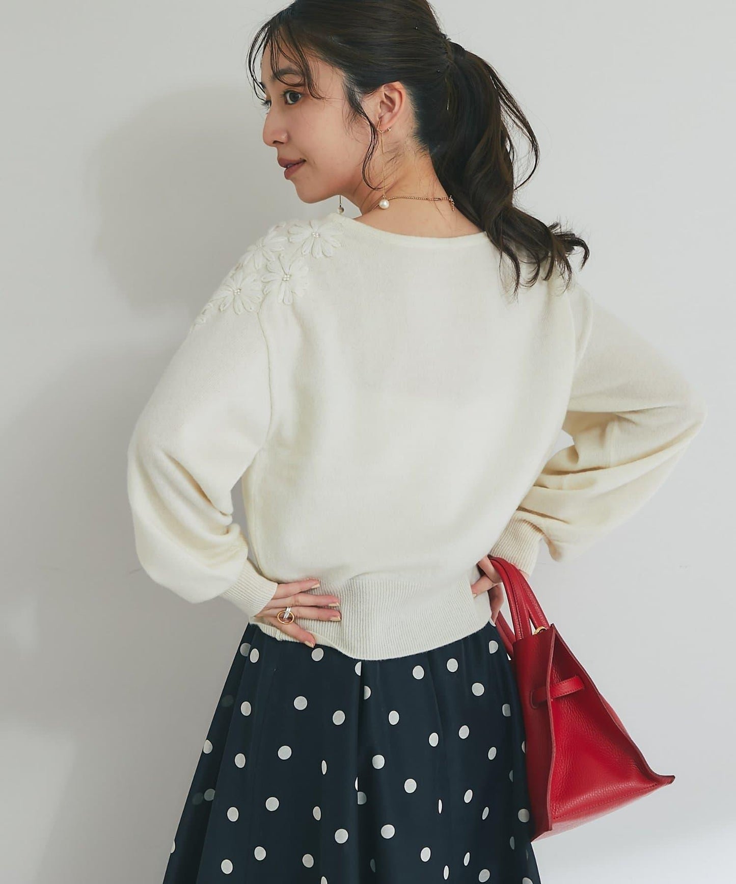 【最強人氣針織衫】花卉刺繡短款針織衫