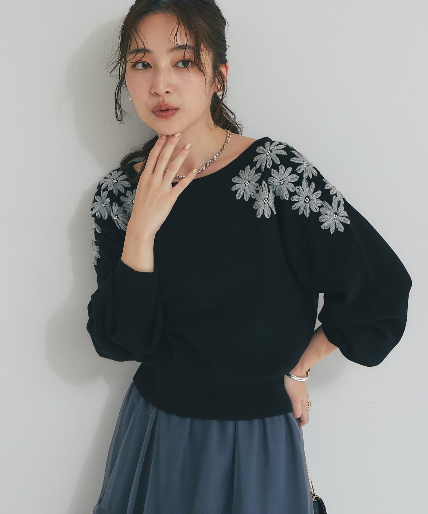 【最強人氣針織衫】花卉刺繡短款針織衫