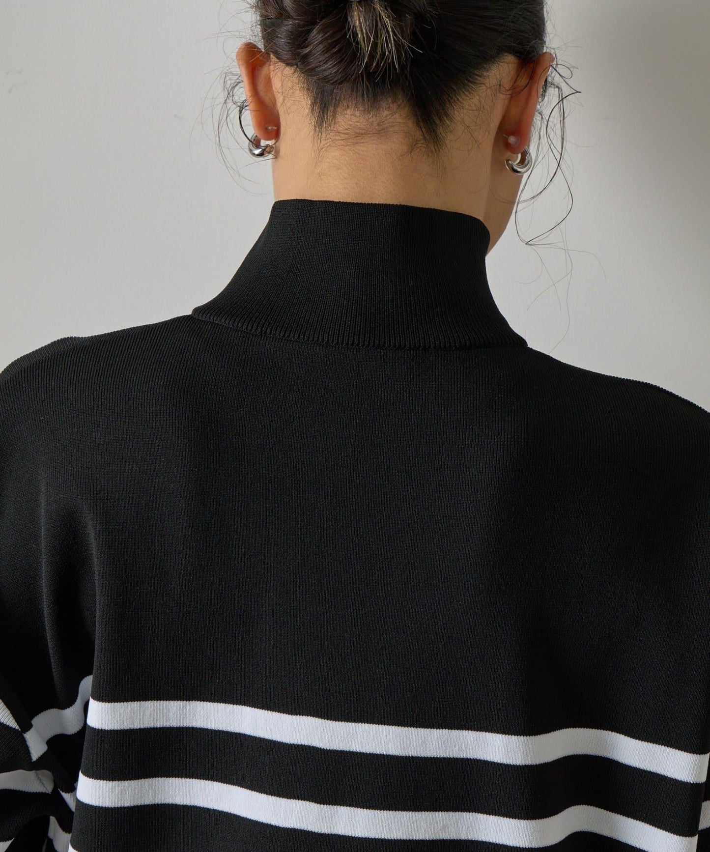 【AW】滌綸紗側頸拉鍊條紋針織衫