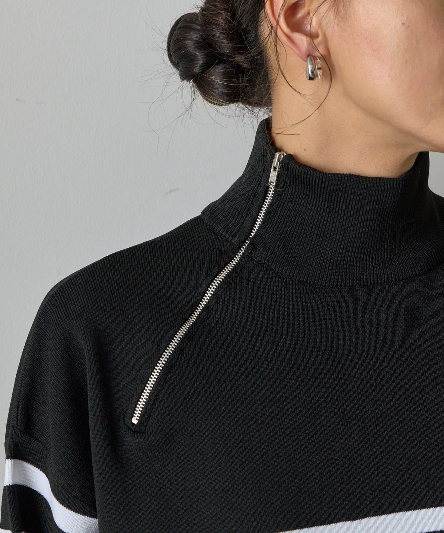 【AW】滌綸紗側頸拉鍊條紋針織衫