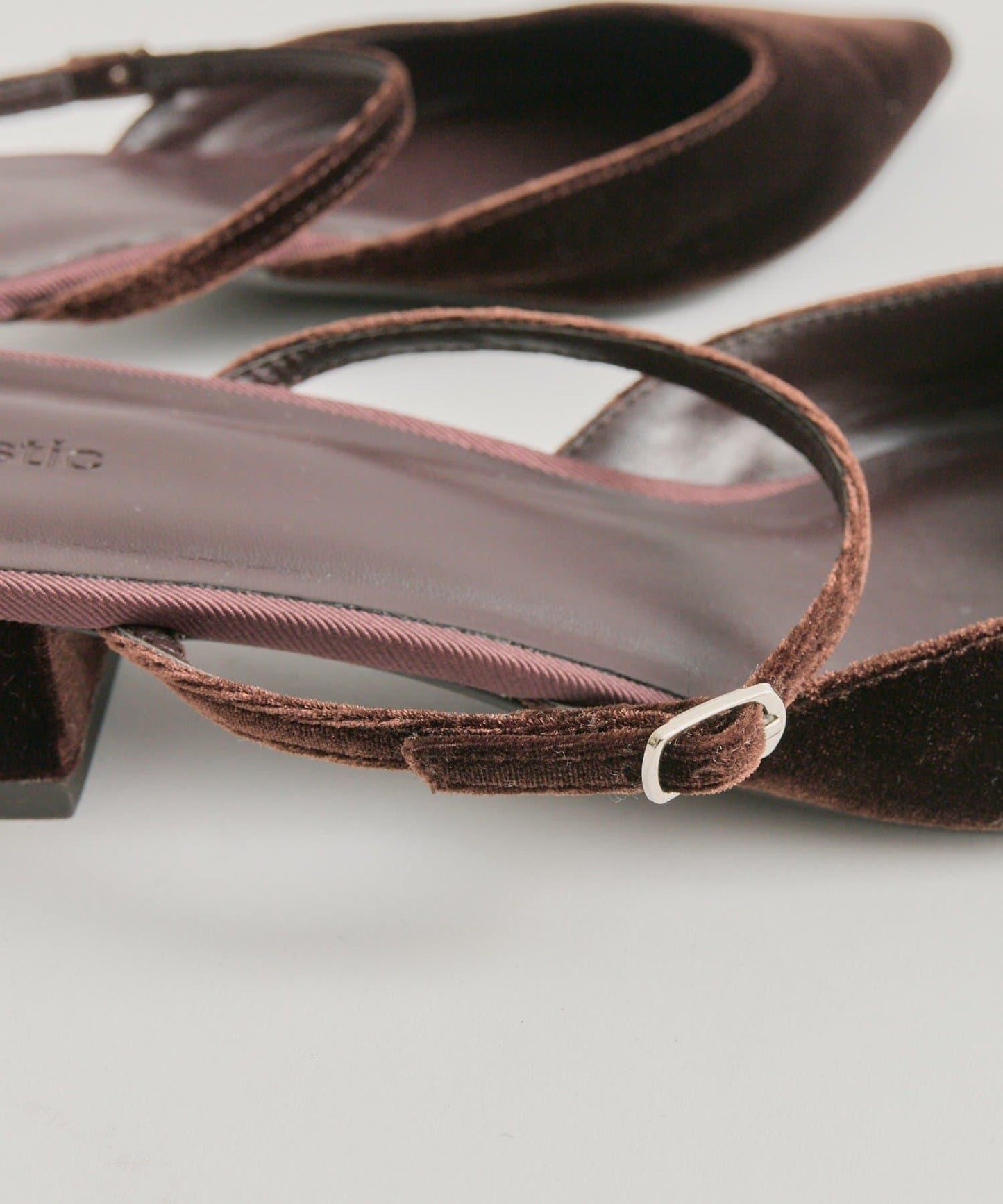 尖頭天鵝絨高跟鞋