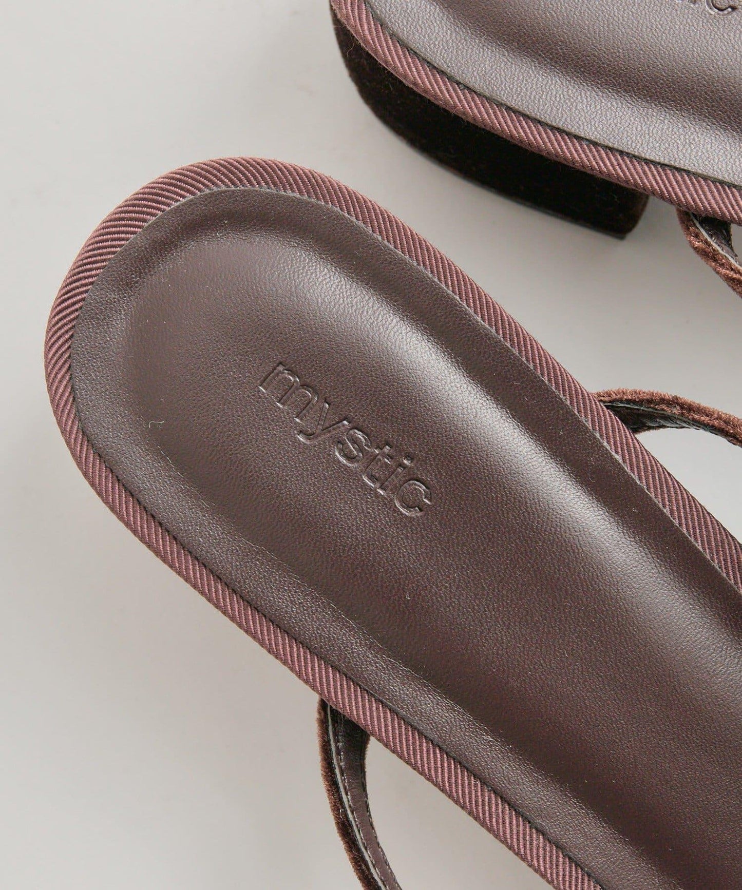 尖頭天鵝絨高跟鞋