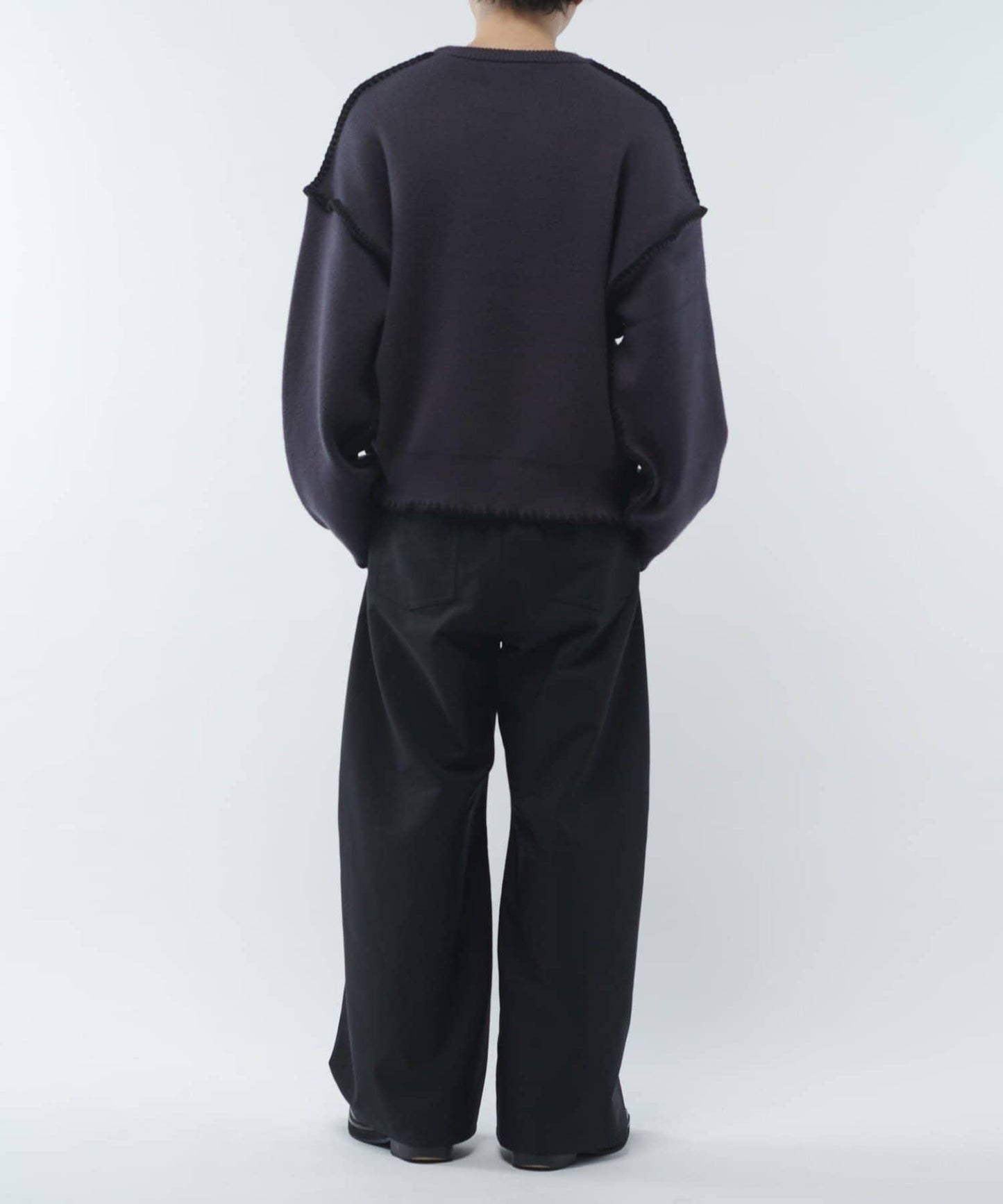 工藝縫線圓領針織衫