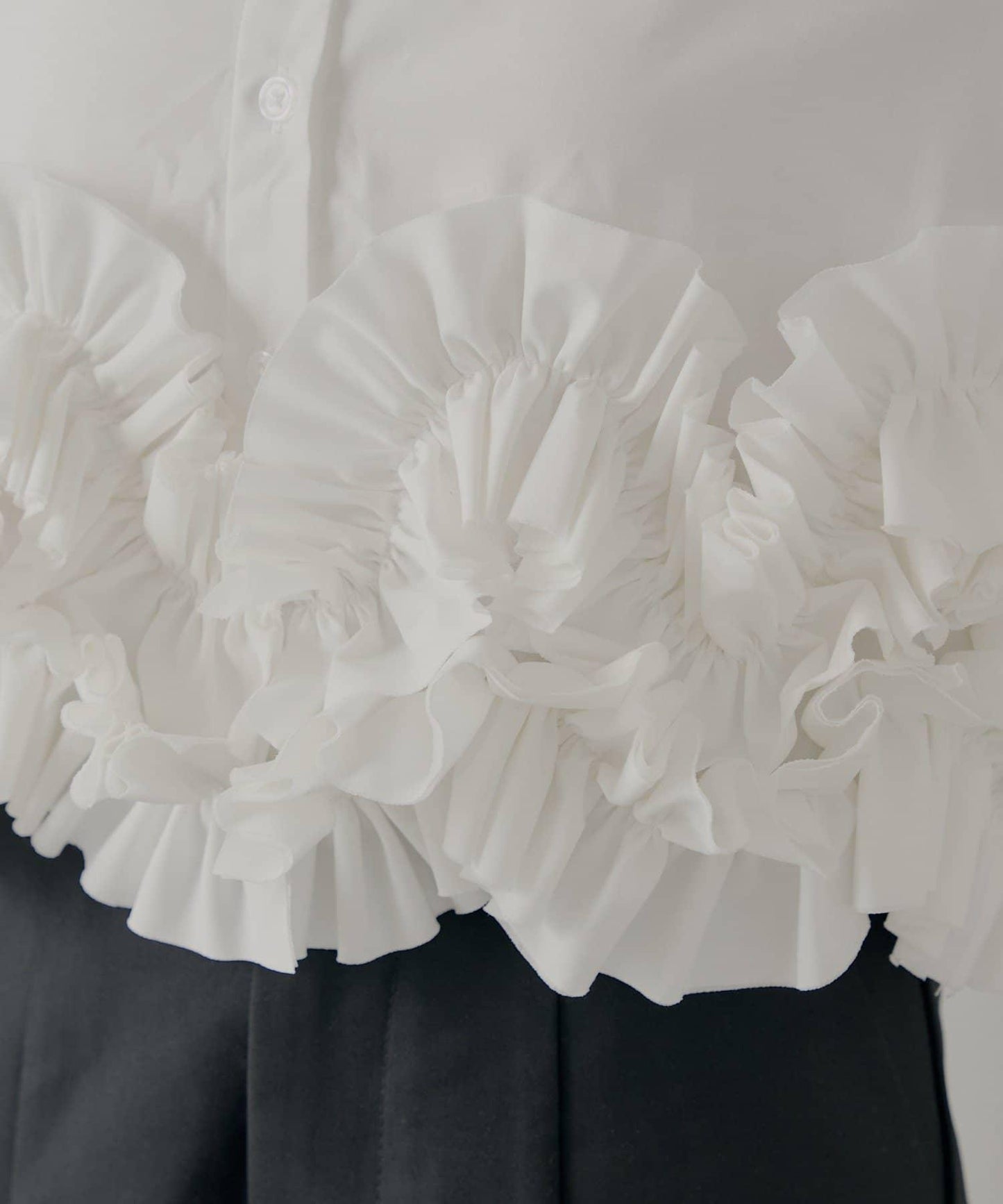 【SALON by Chico】下襬荷葉邊設計襯衫