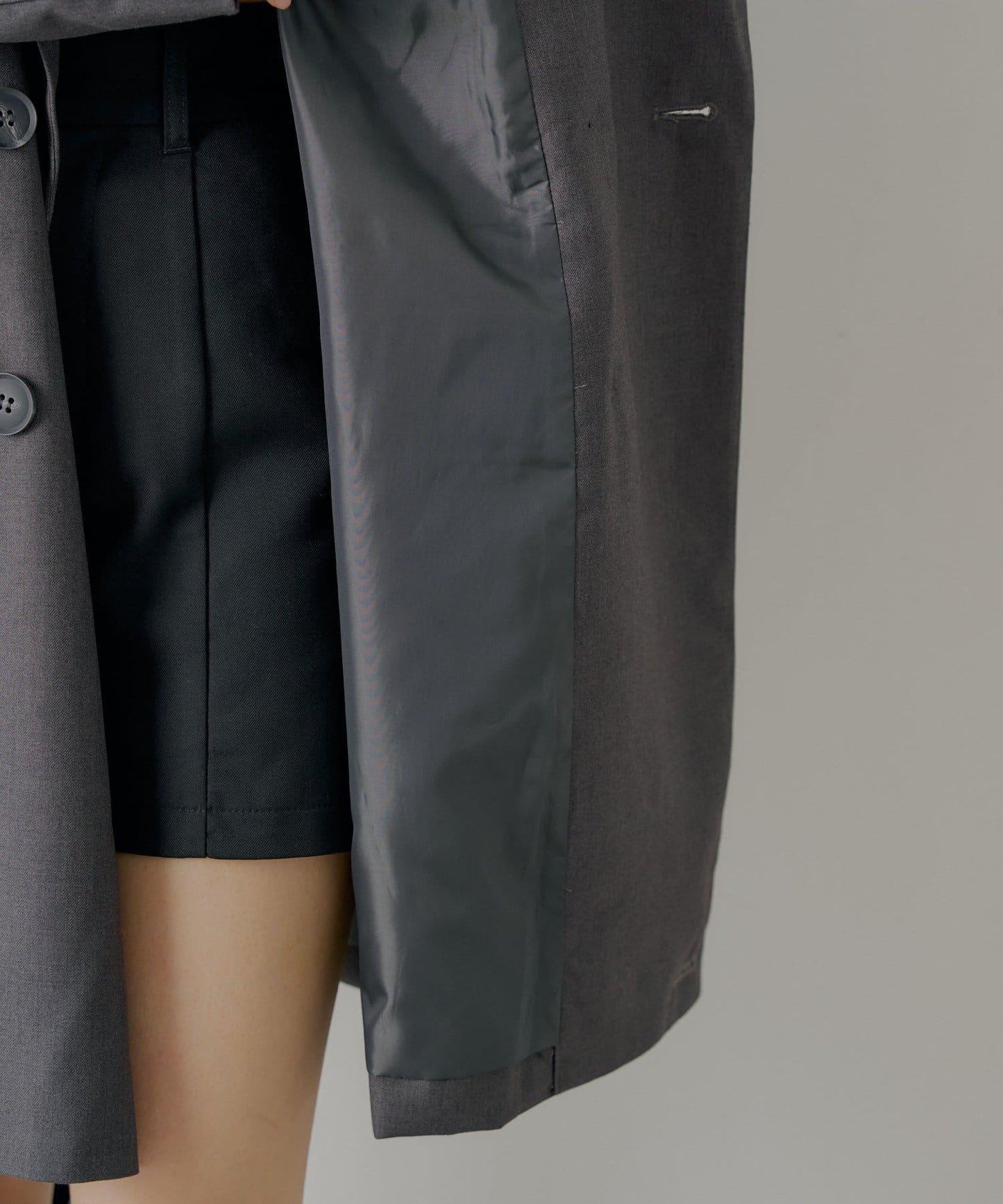 【Chico】帶玫瑰花胸針的蓬鬆長款夾克