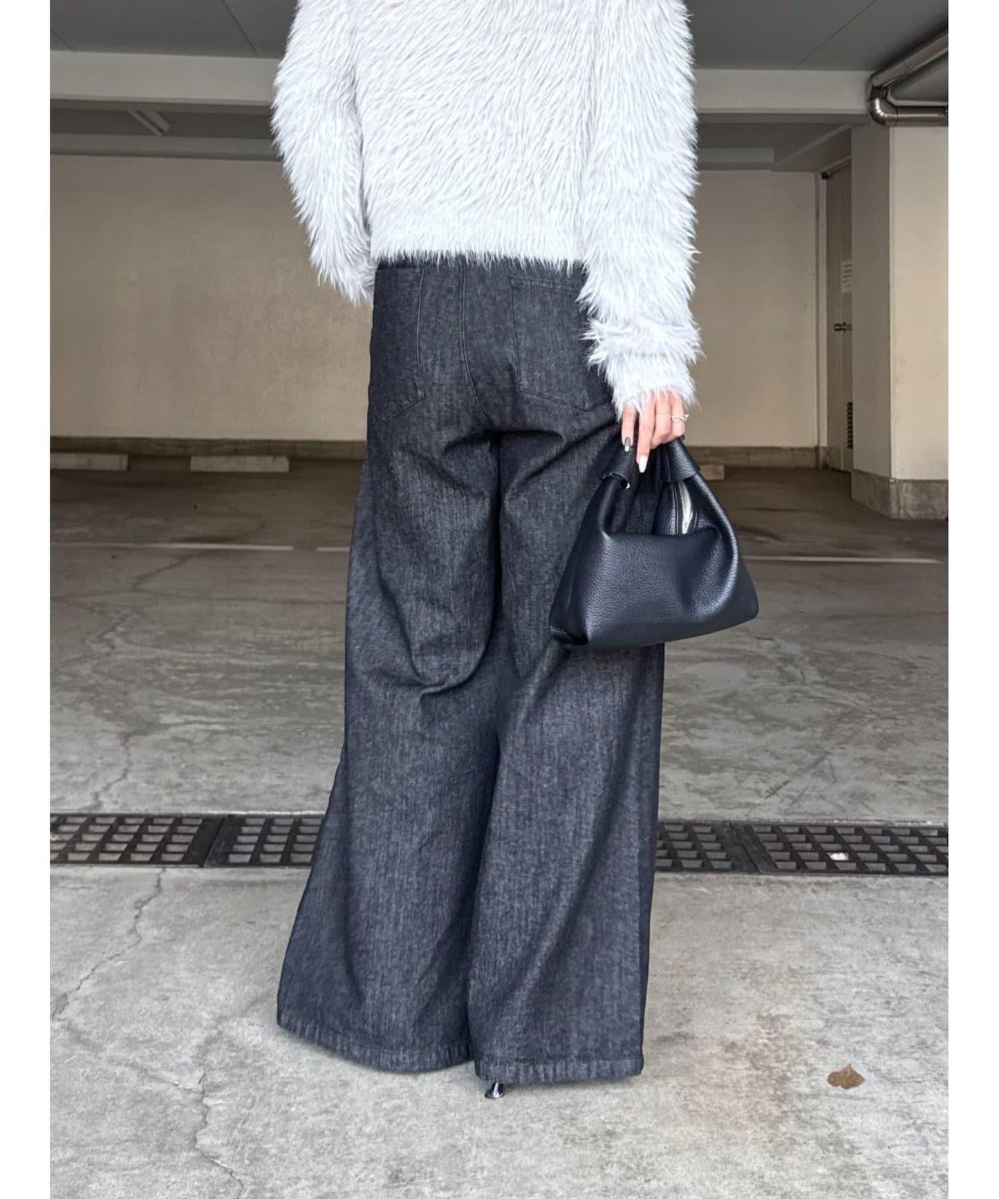 褶皺寬鬆牛仔褲