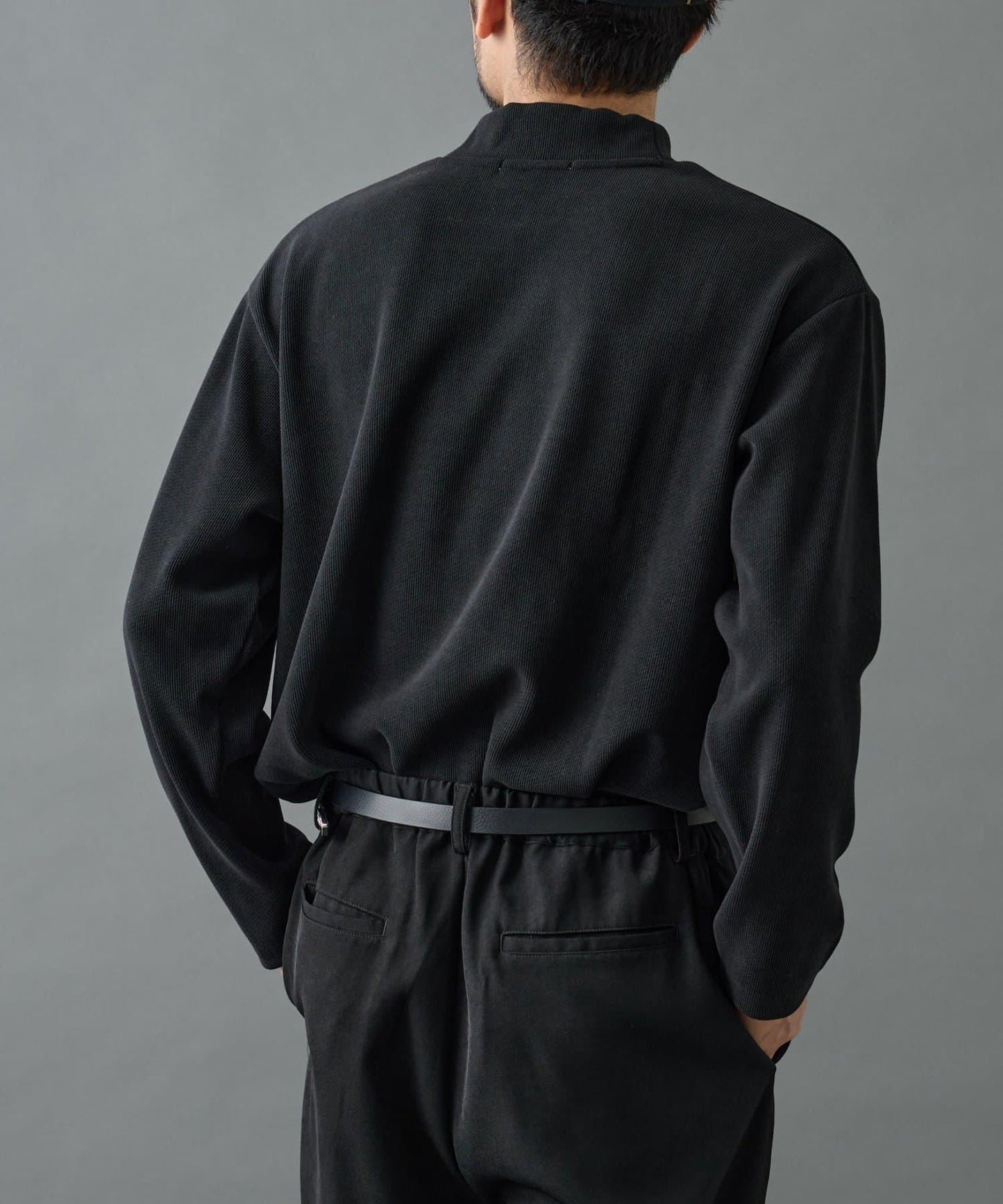 【AW】剪裁絨面高領套頭衫