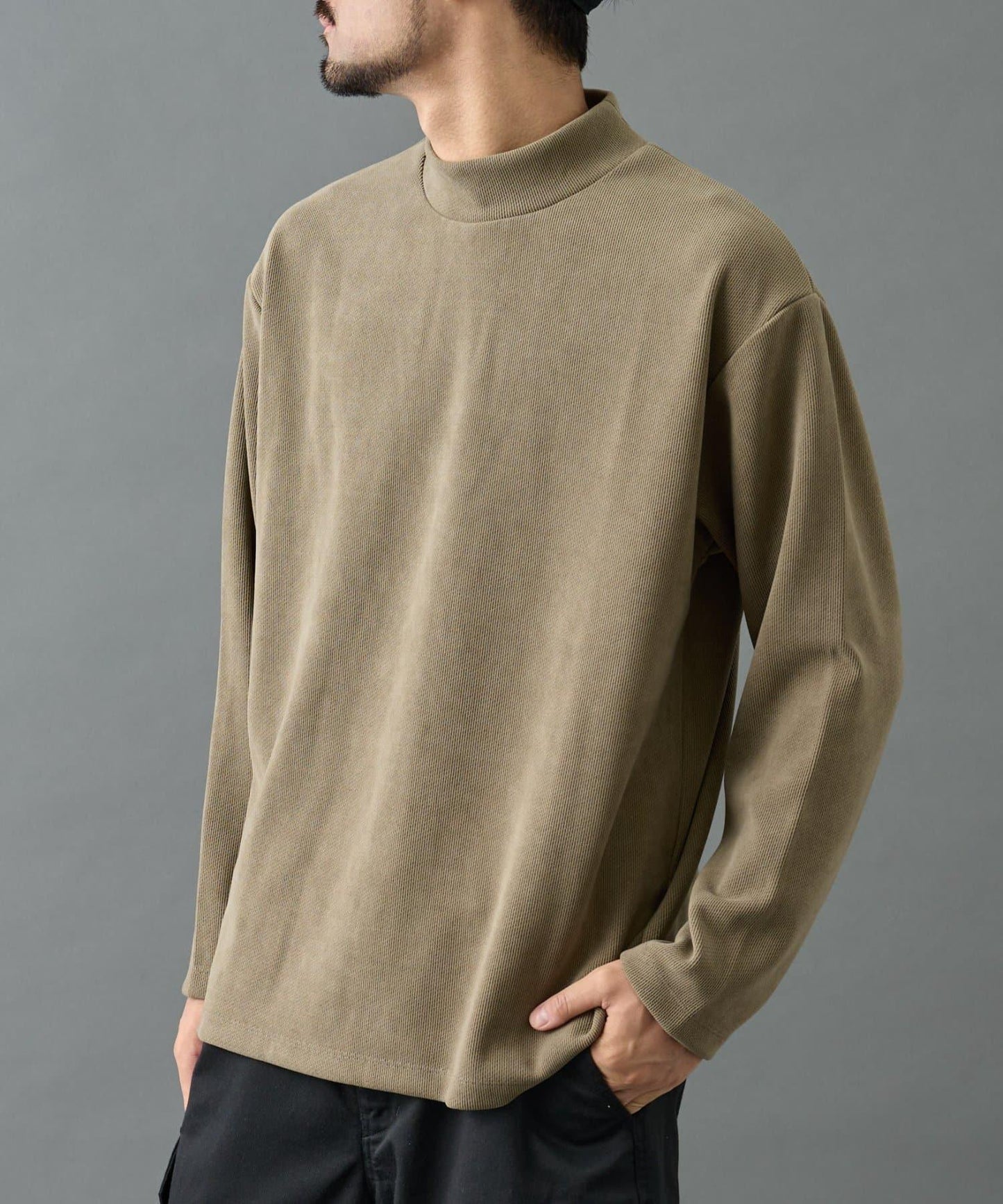 【AW】剪裁絨面高領套頭衫