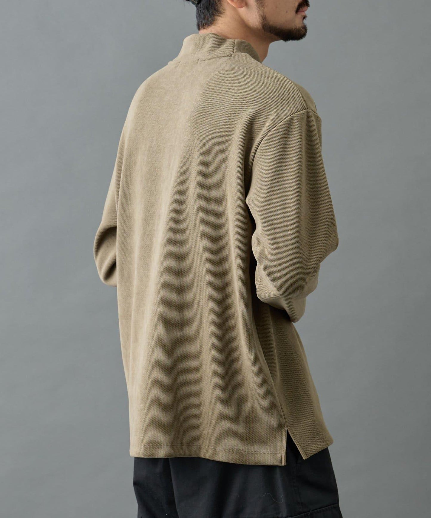 【AW】剪裁絨面高領套頭衫