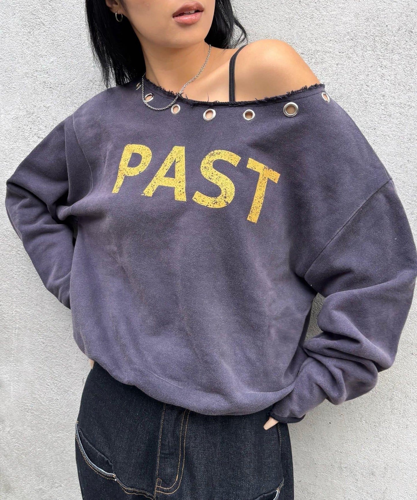 【AW】金屬孔裝飾一字肩標誌衛衣