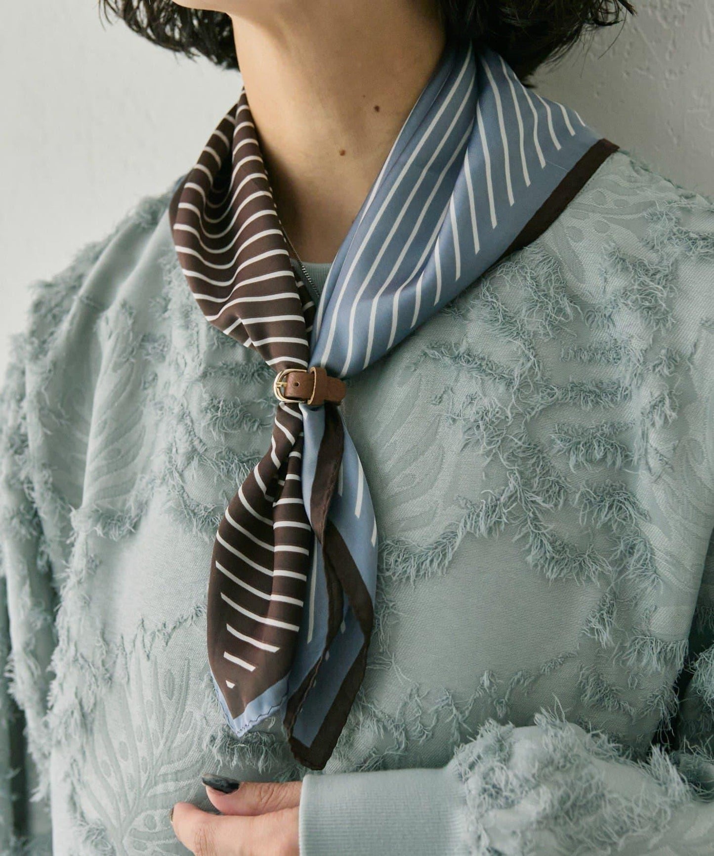 配皮革環雙色條紋圍巾