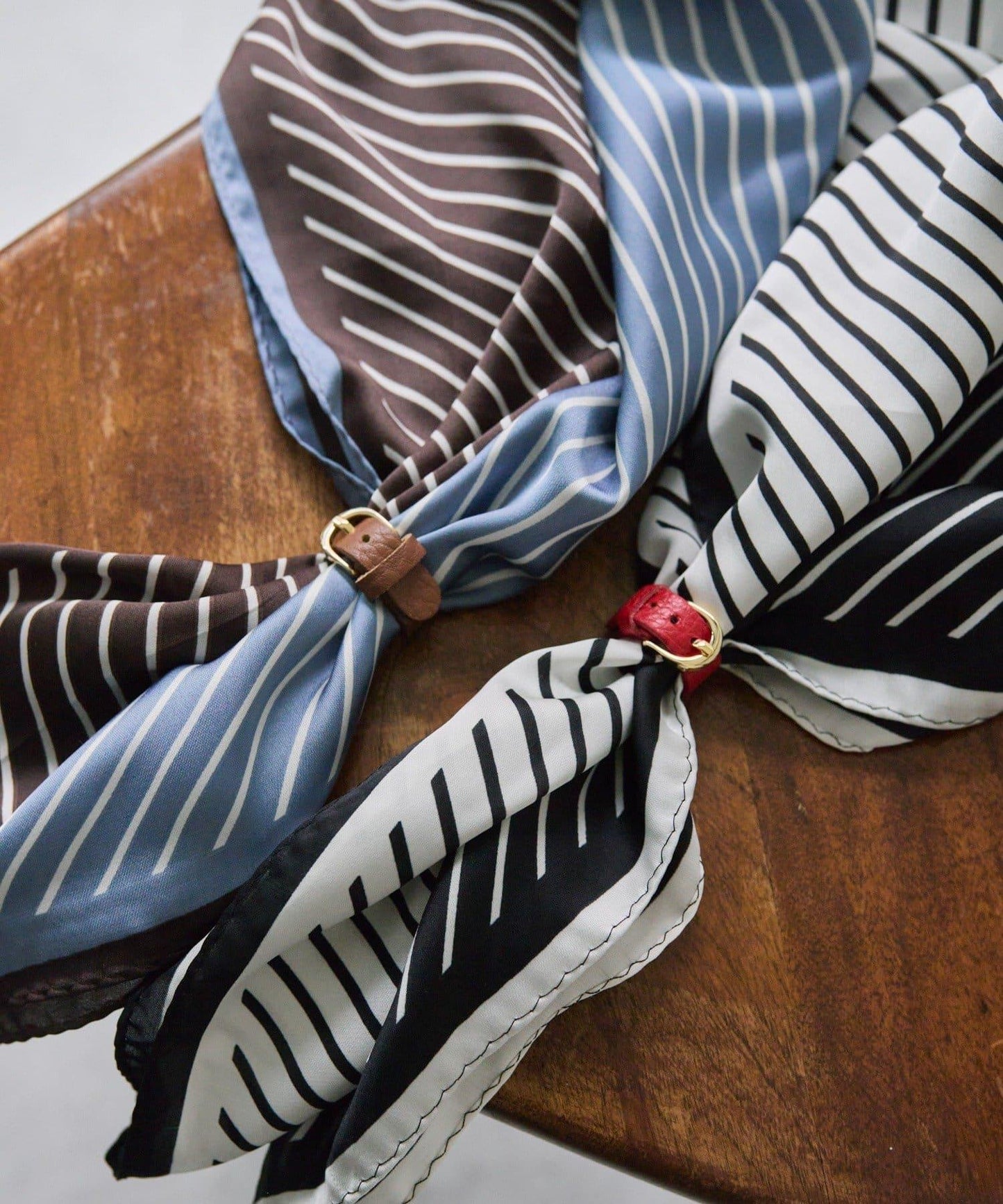 配皮革環雙色條紋圍巾