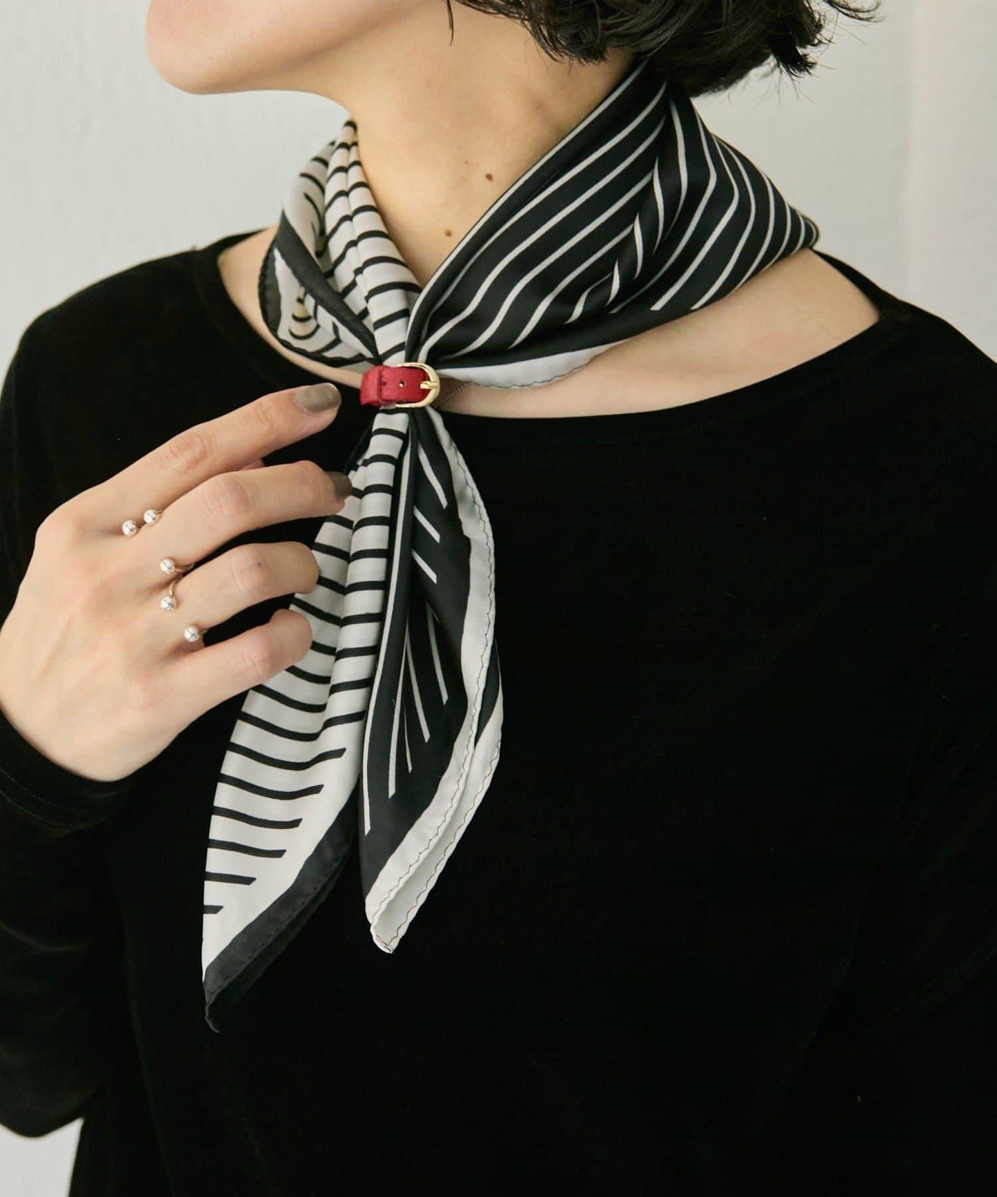 配皮革環雙色條紋圍巾