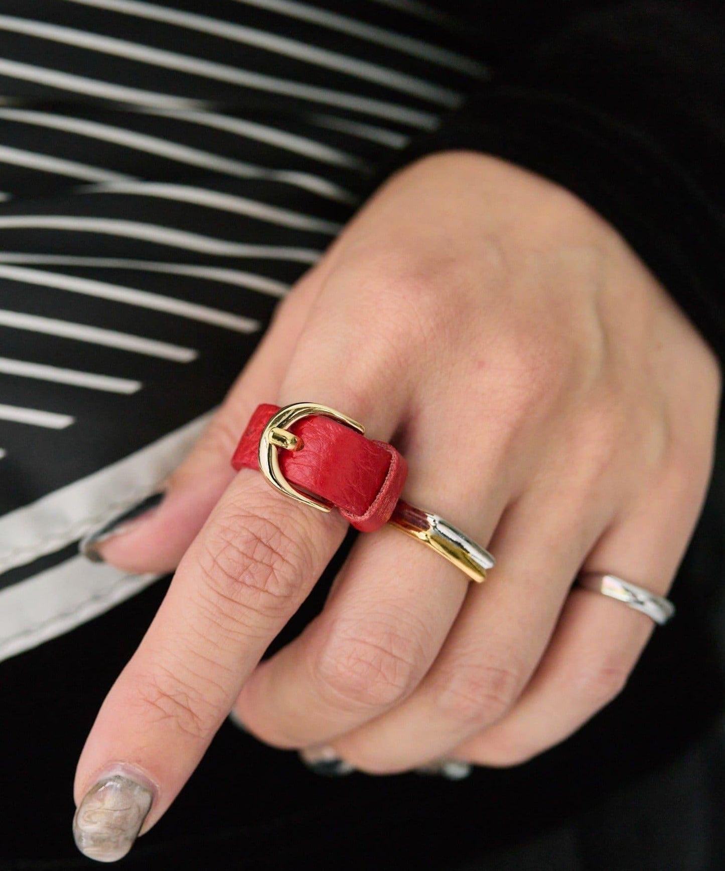 配皮革環雙色條紋圍巾