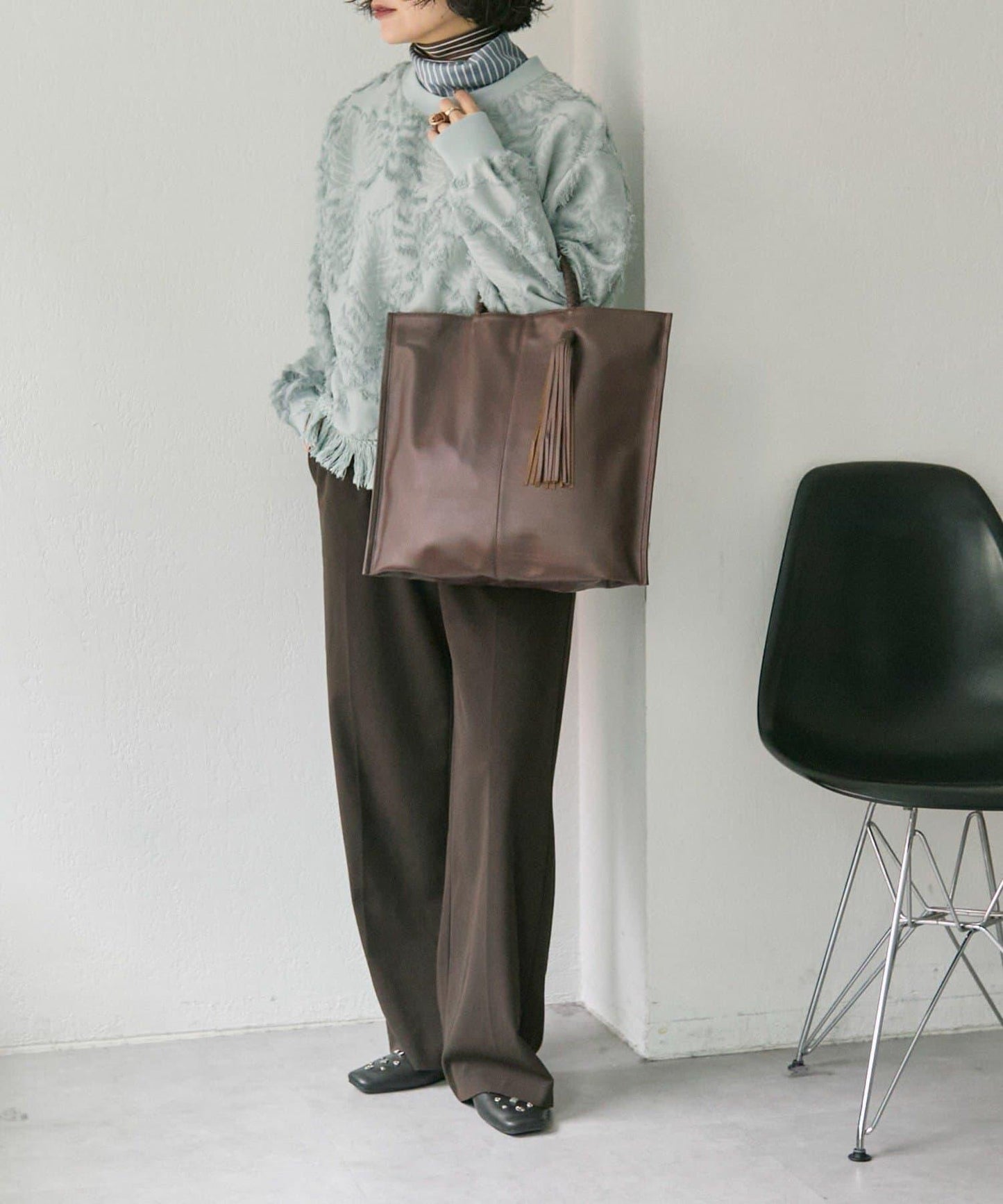 配皮革環雙色條紋圍巾