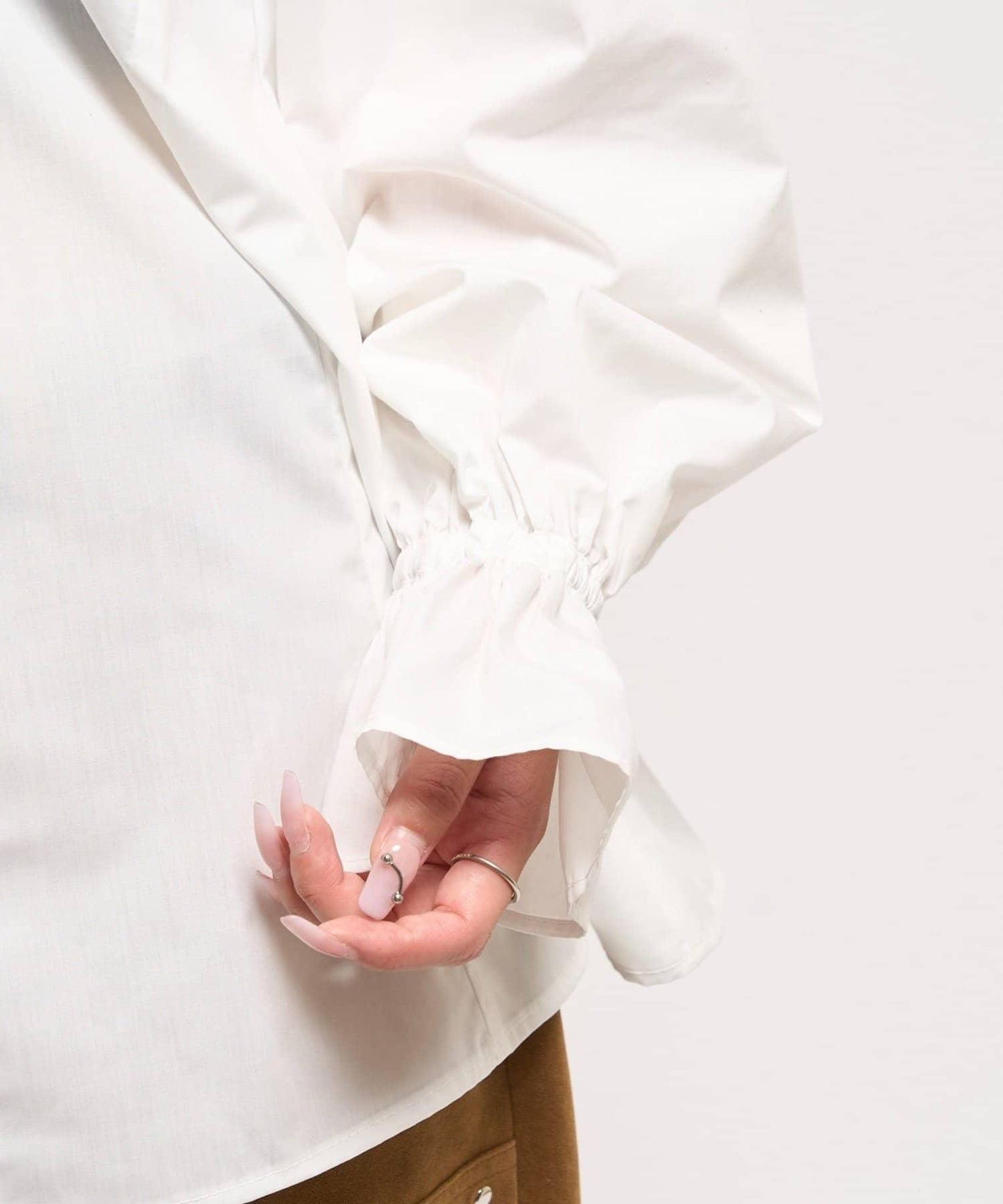 【WHO'S WHO gallery】大翻領荷葉邊襯衫