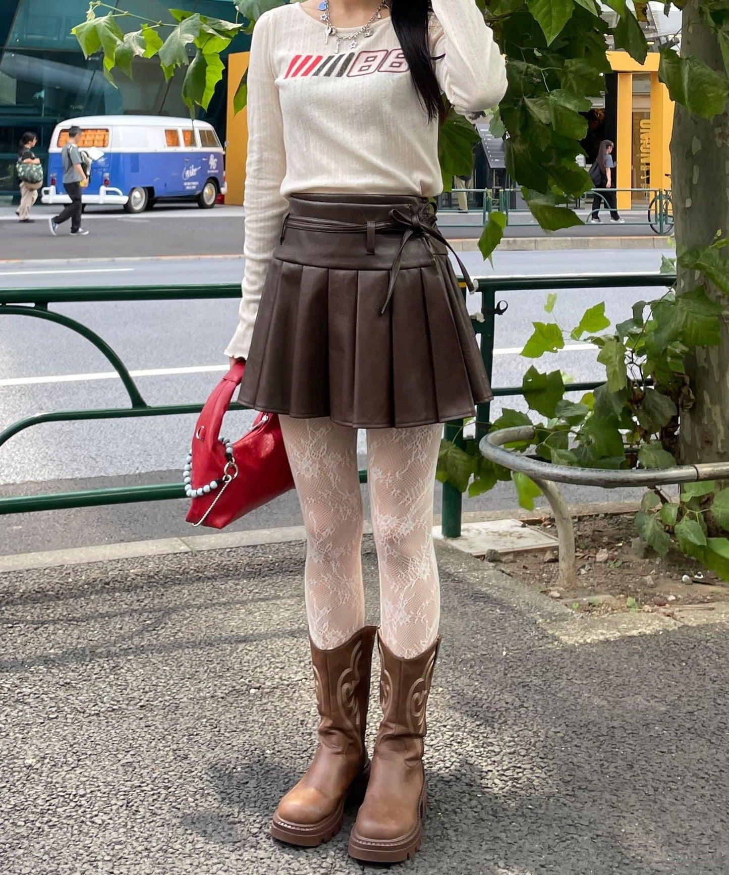 皮革百褶包裹式迷你裙